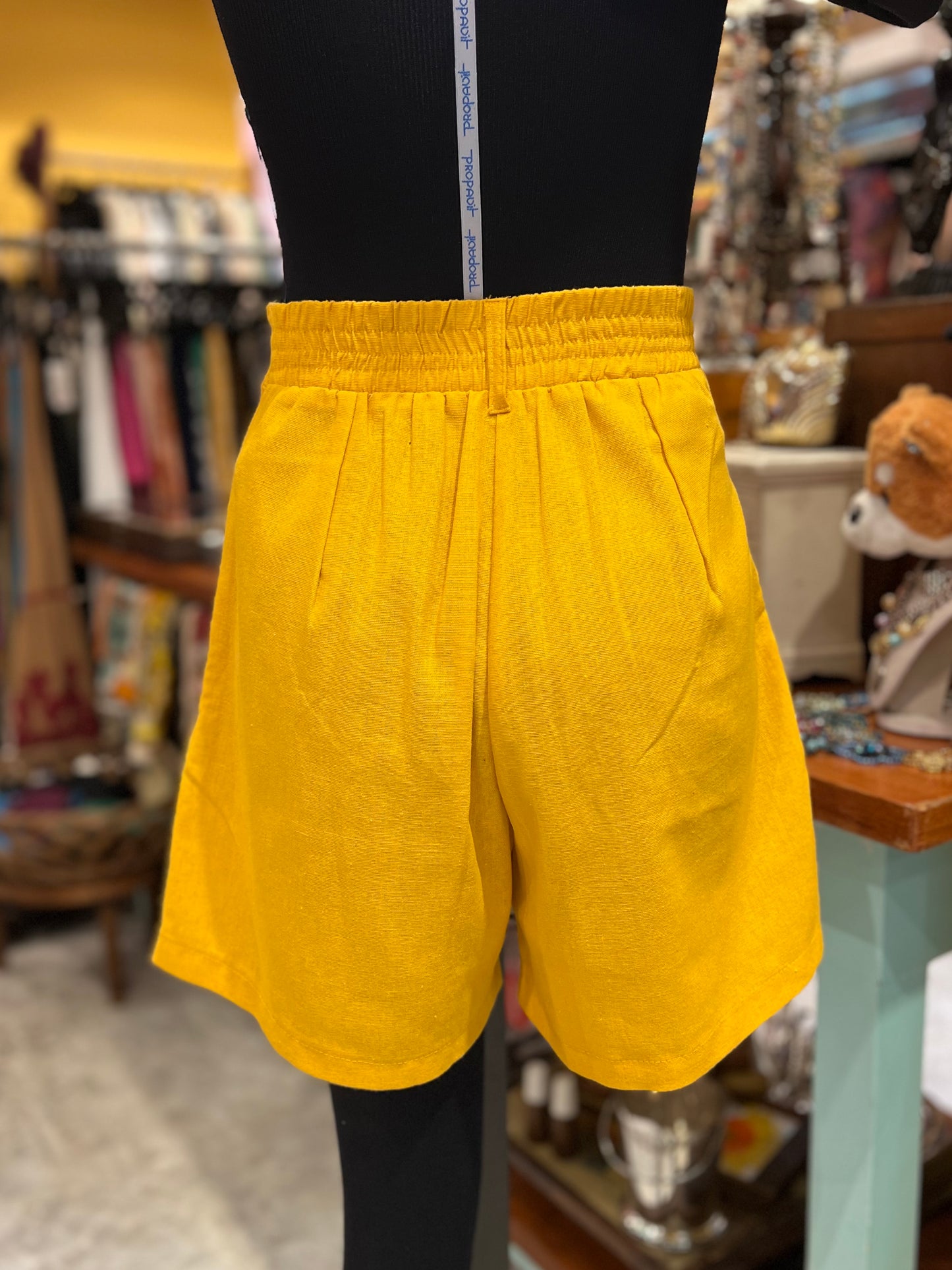 Shorts amarelo de linho
