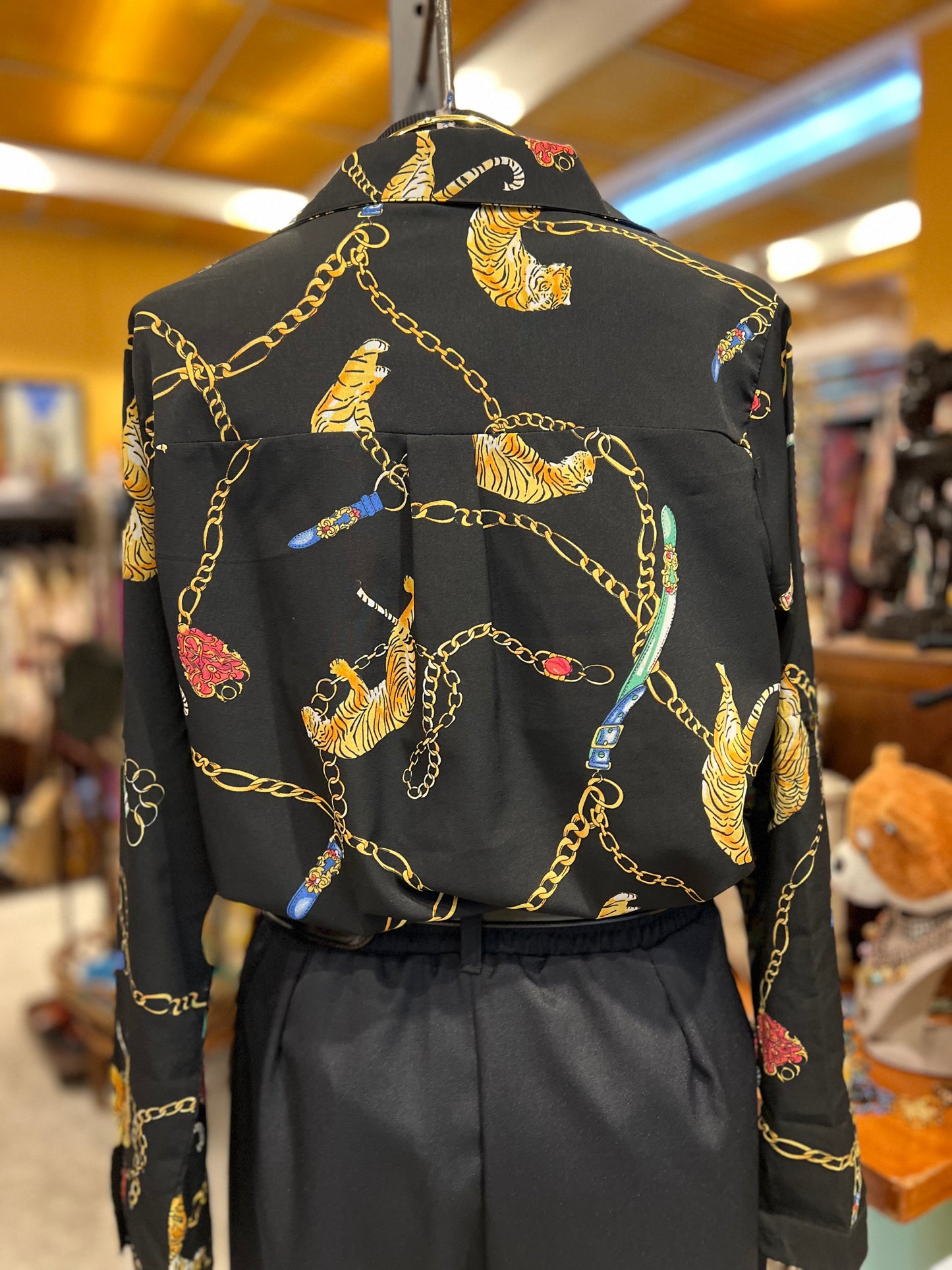 Camisa de manga longa preta com estampa de tigre