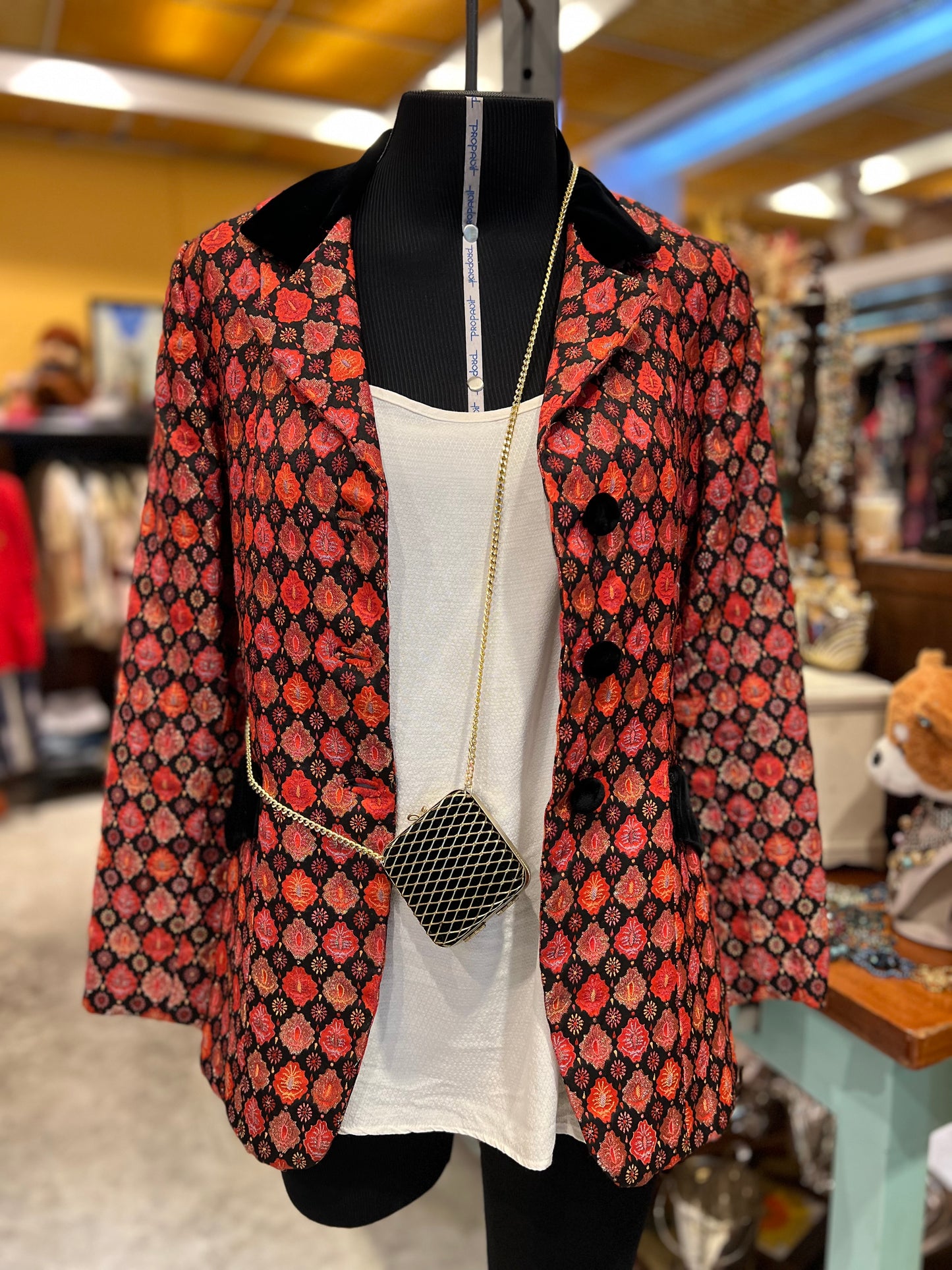 Blazer Brocado com golas, botões e bolsos em veludo alemão