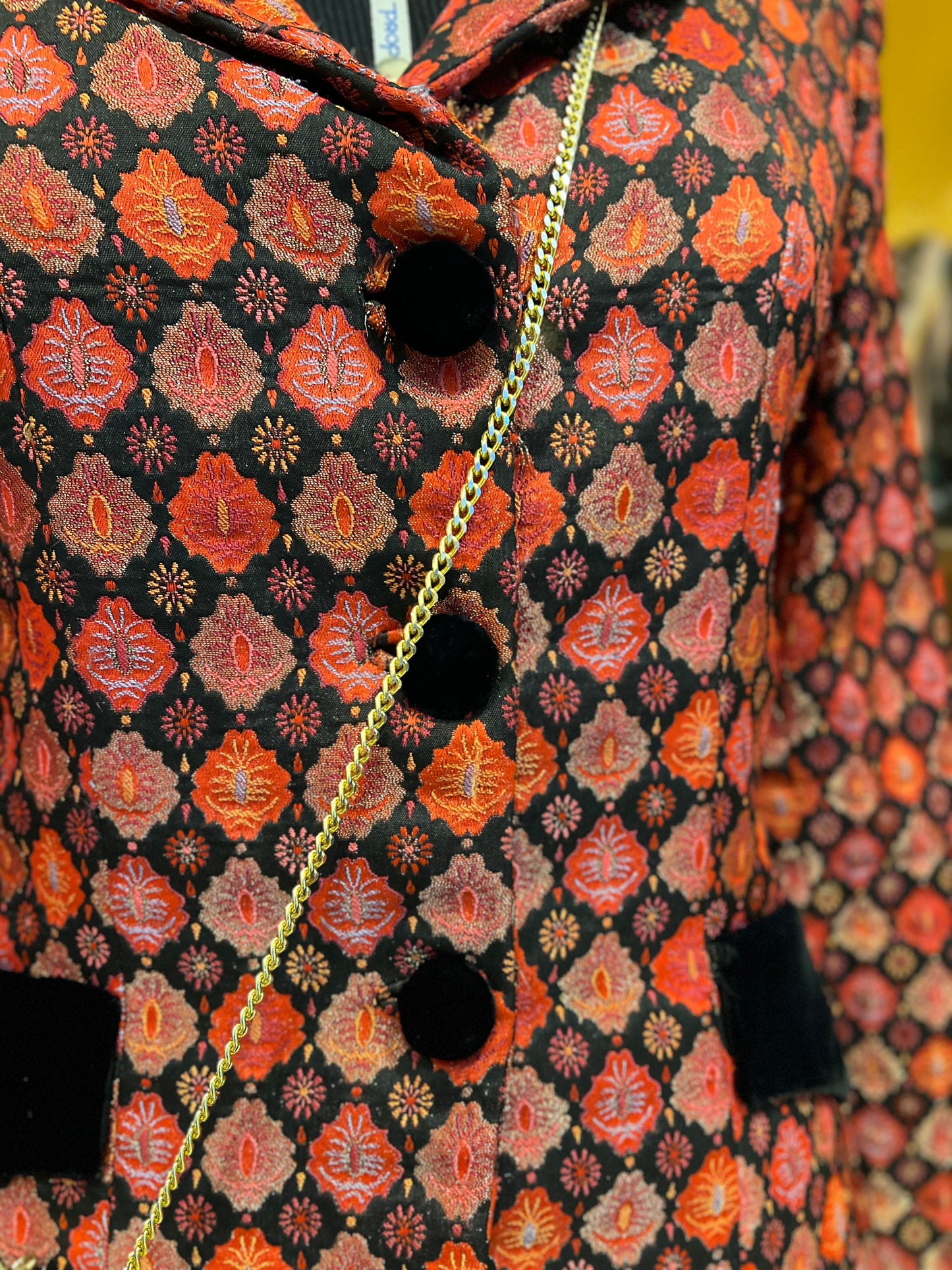 Blazer Brocado com golas, botões e bolsos em veludo alemão