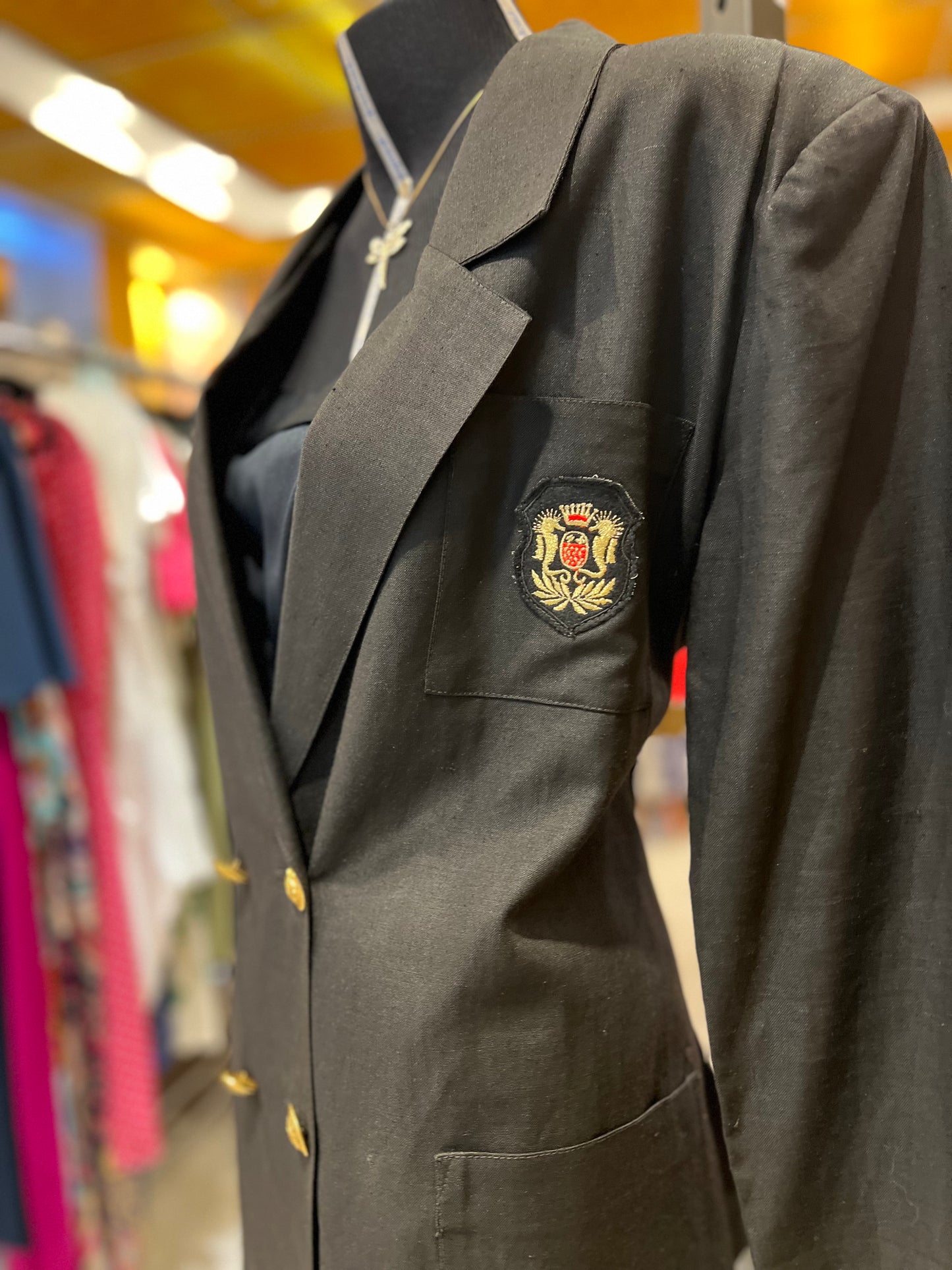 Blazer preto de linho com brasão no bolso