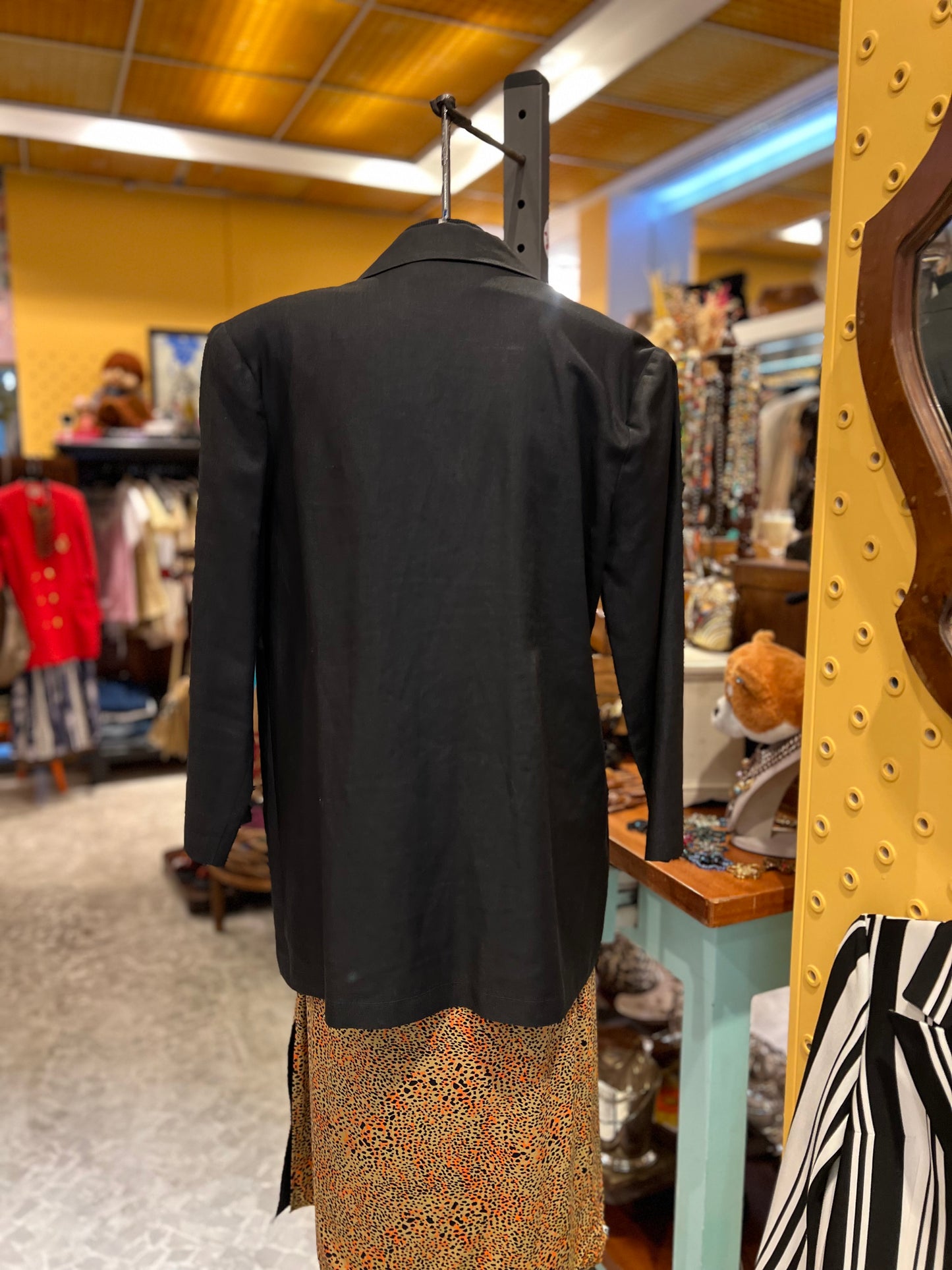 Blazer preto de linho com brasão no bolso