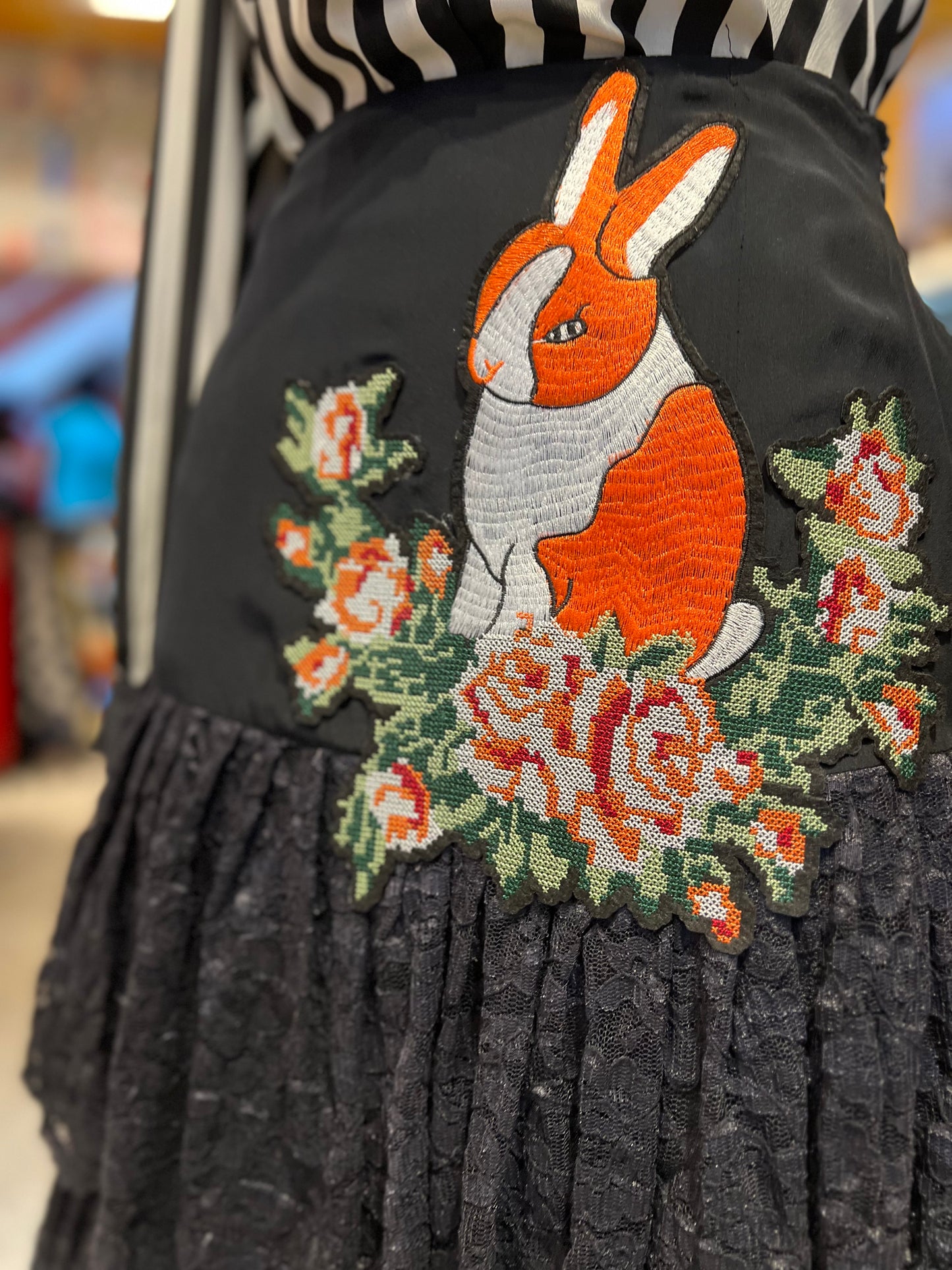 Saia preta de seda com renda e bordado de coelho