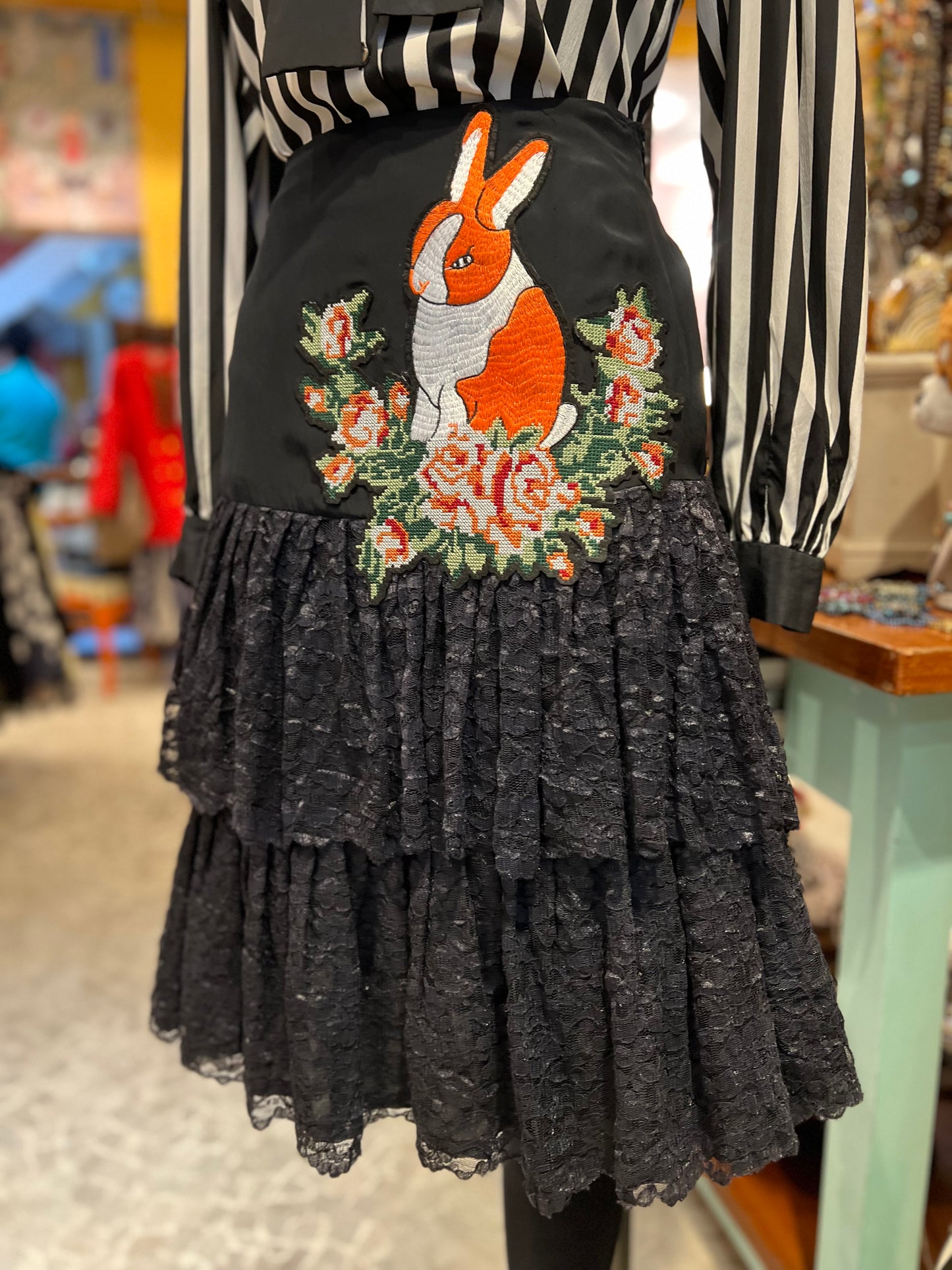 Saia preta de seda com renda e bordado de coelho