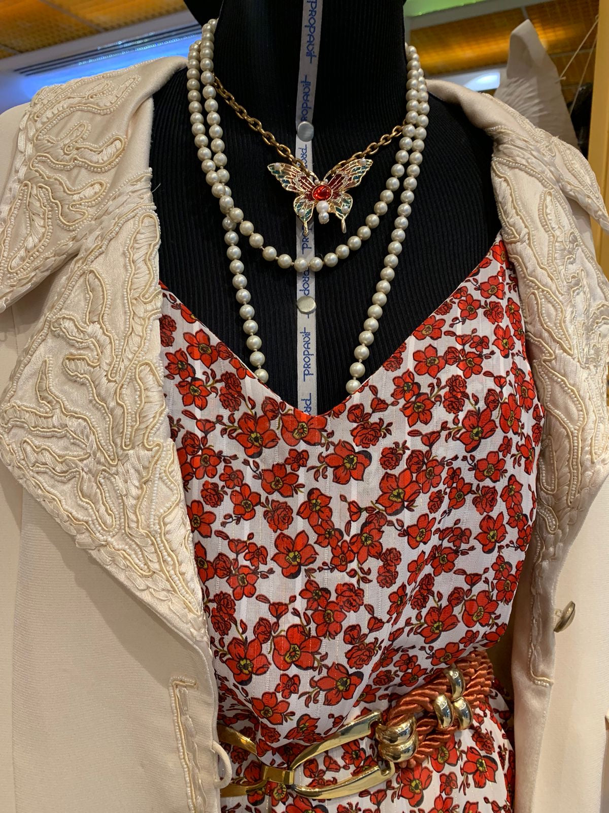 Blazer vintage off white com gola e punho bordado em canutilhos