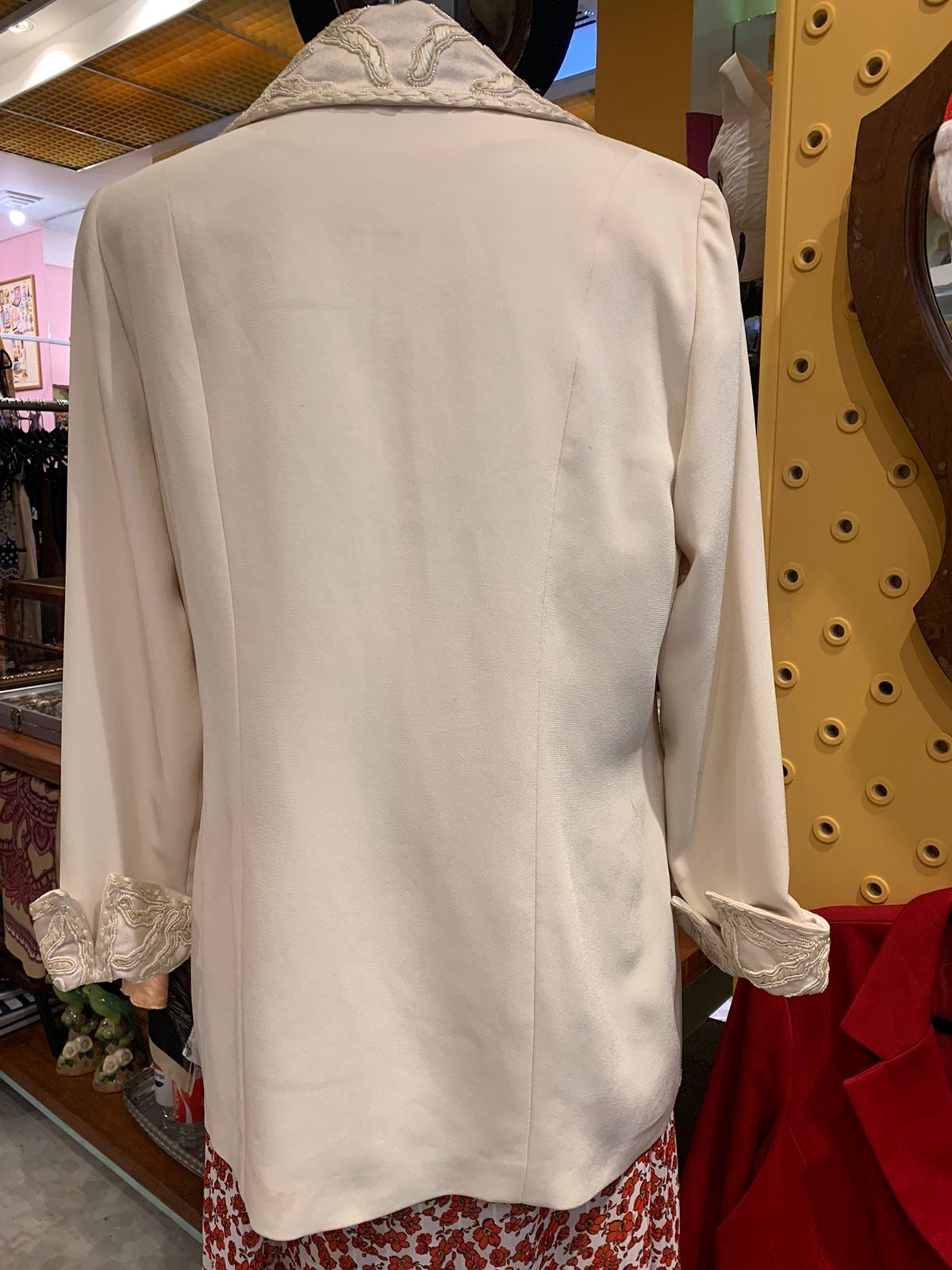 Blazer vintage off white com gola e punho bordado em canutilhos