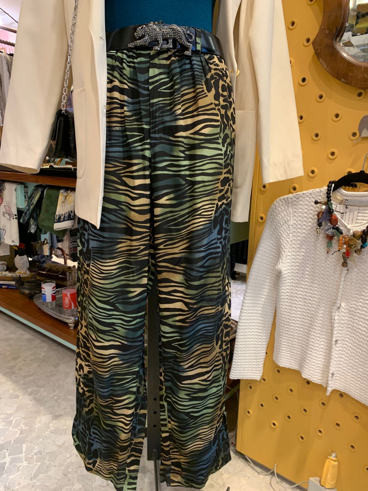 Calça colorida com estampa de tigre