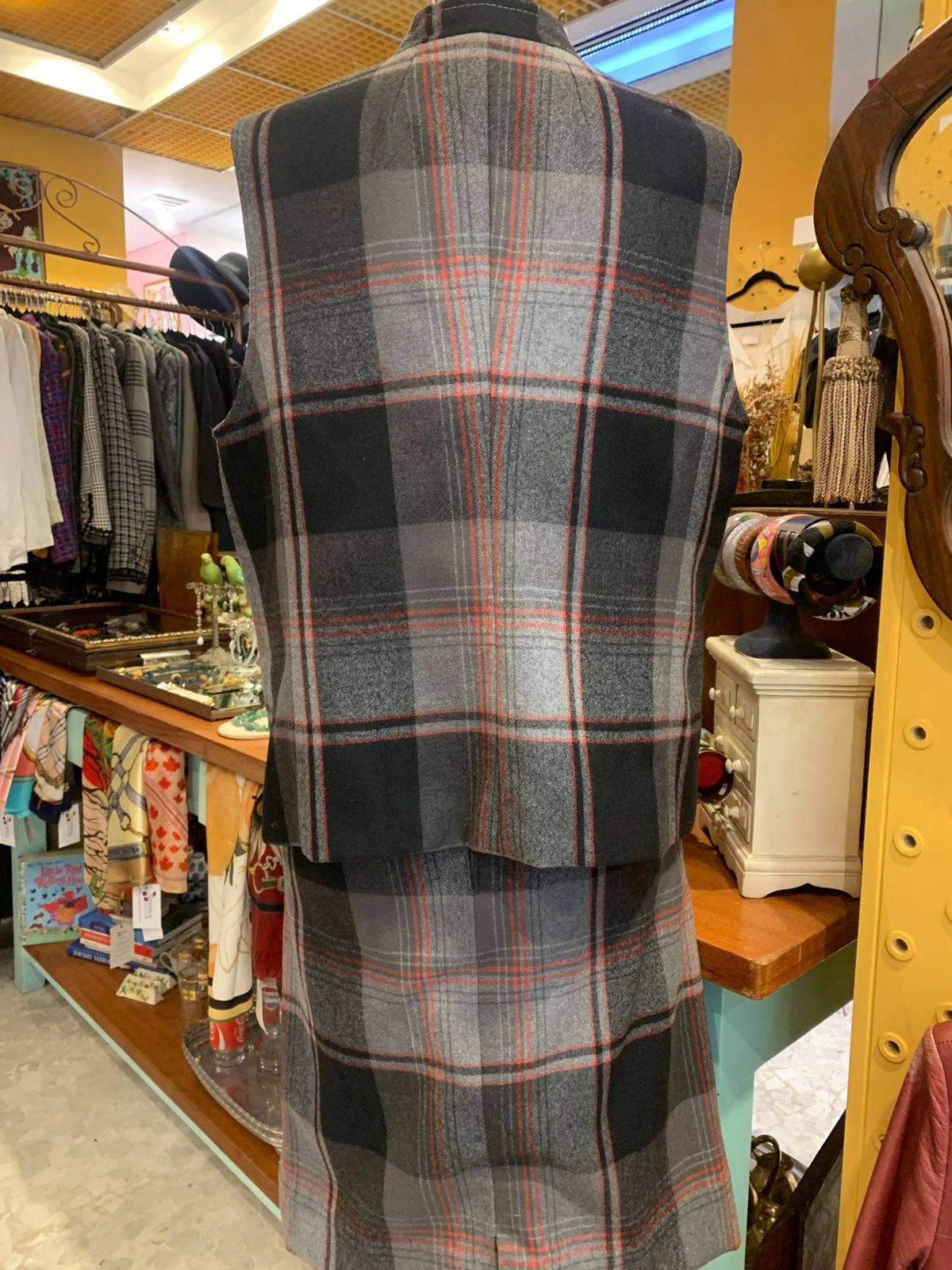 Conjunto tipo colete e saia de lã