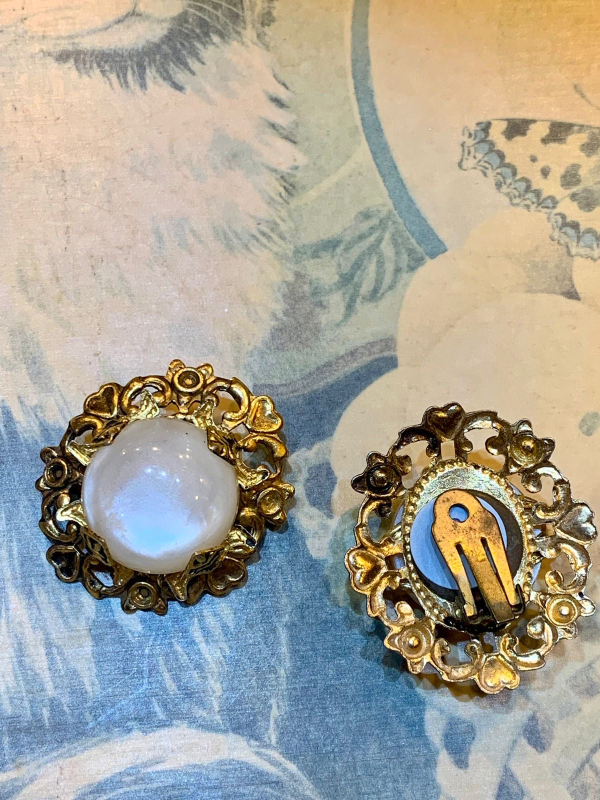 Brinco de pressão dourado com pérola vintage