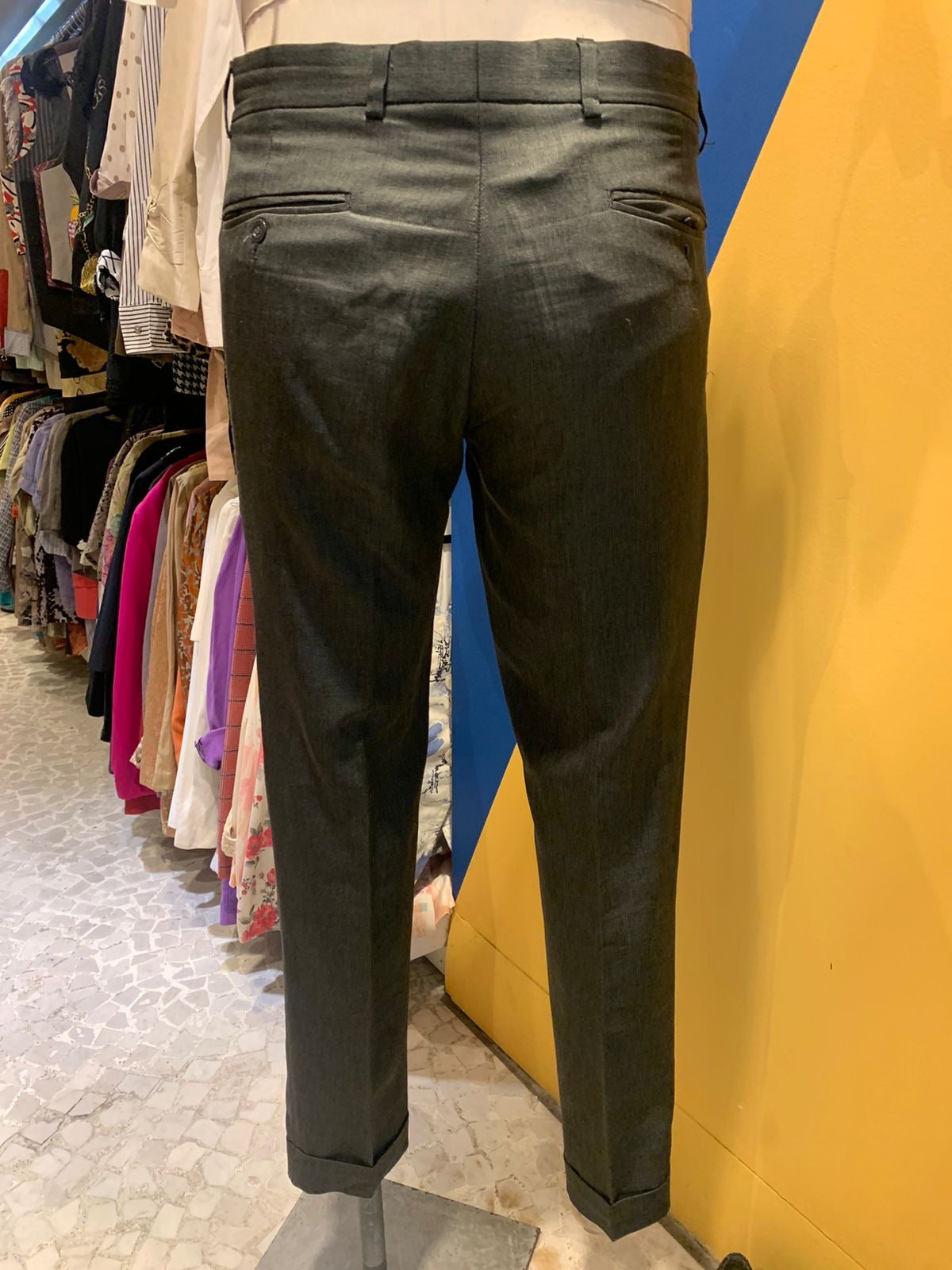 Calça de alfaiataria chumbo