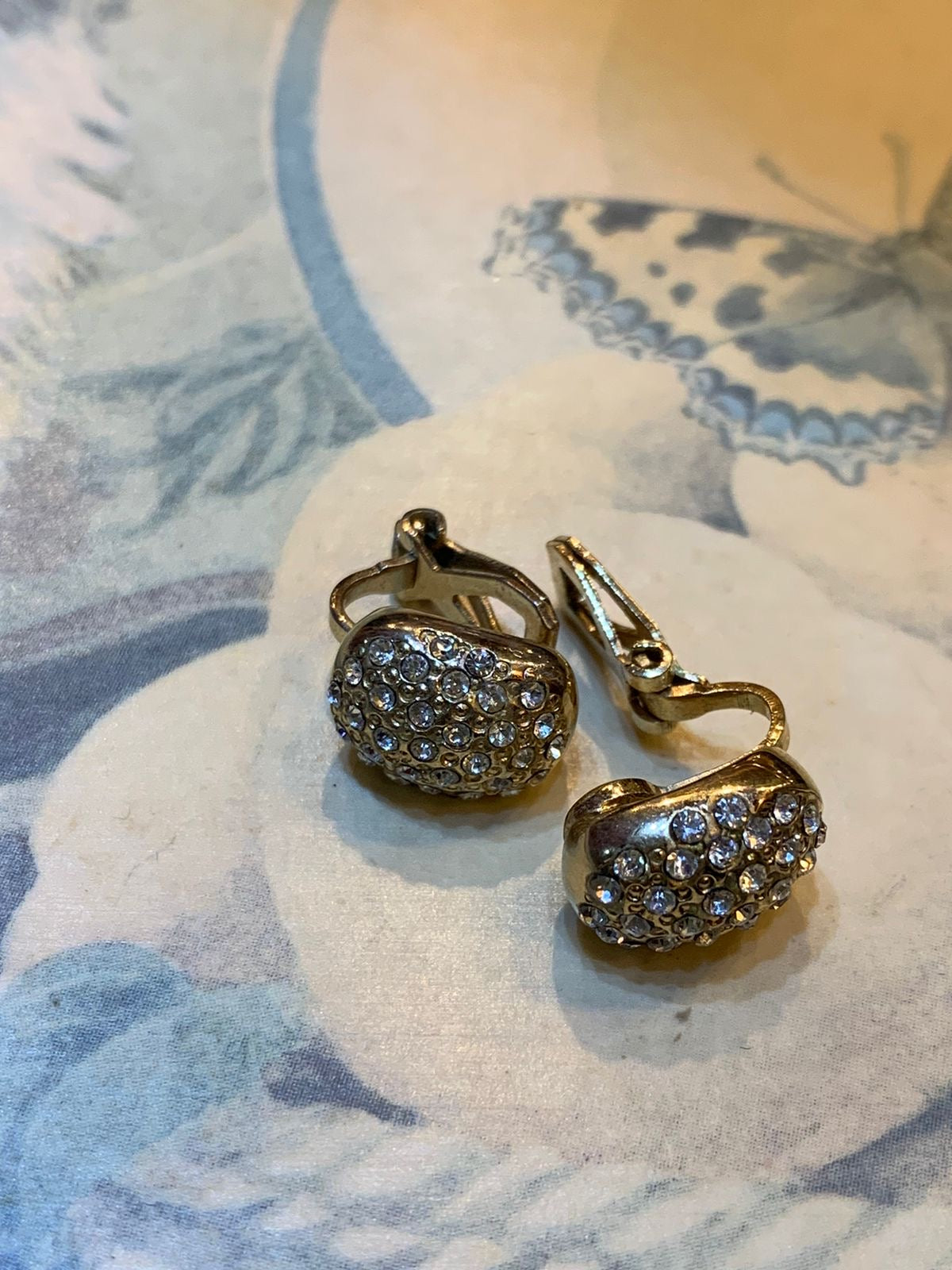 Brinco de pressão cravejado dourado