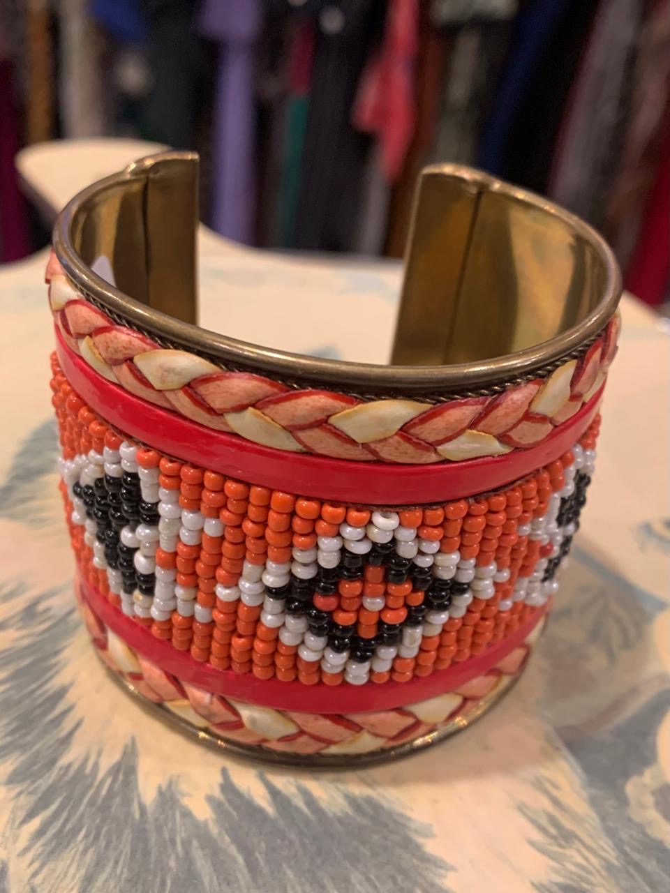 Pulseira grossa vazada bordada com miçangas vermelhas
