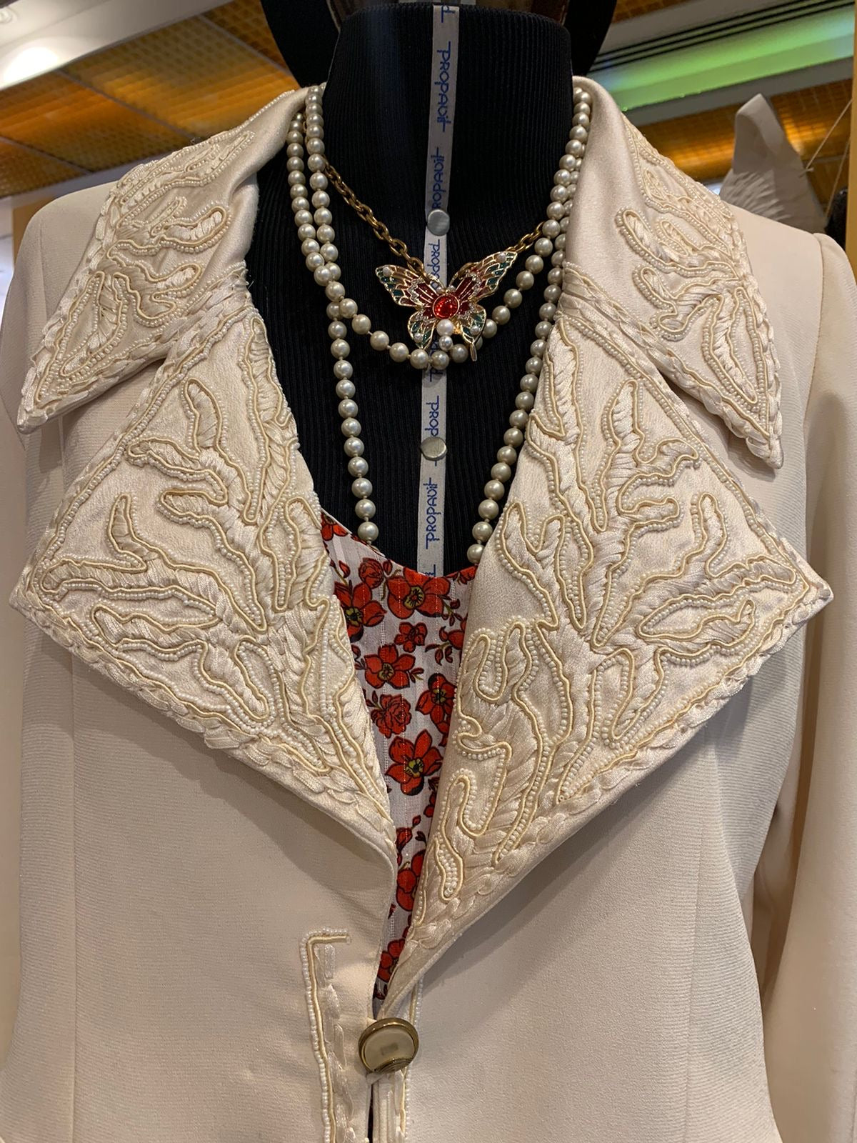 Blazer vintage off white com gola e punho bordado em canutilhos