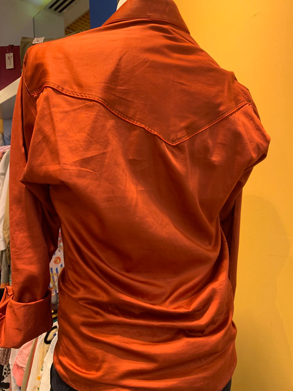 Camisa laranja queimado