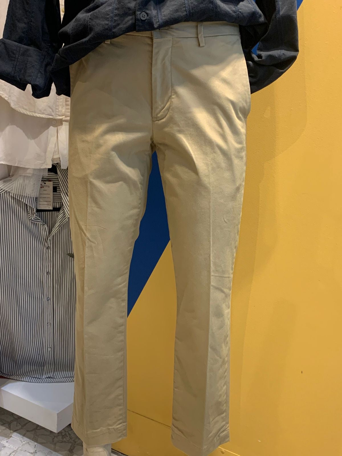 Calça bege básica