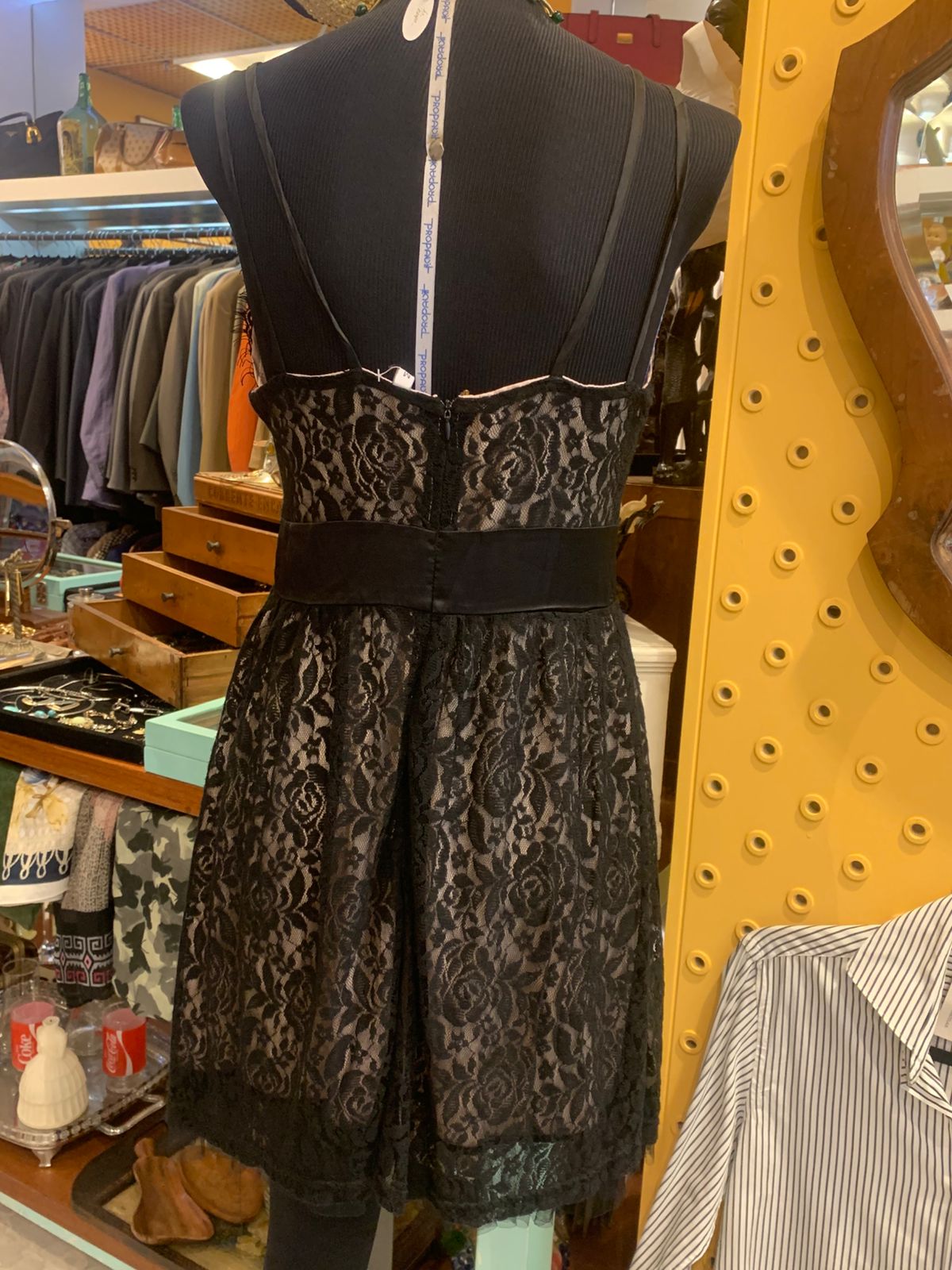 Vestido curto de renda preta