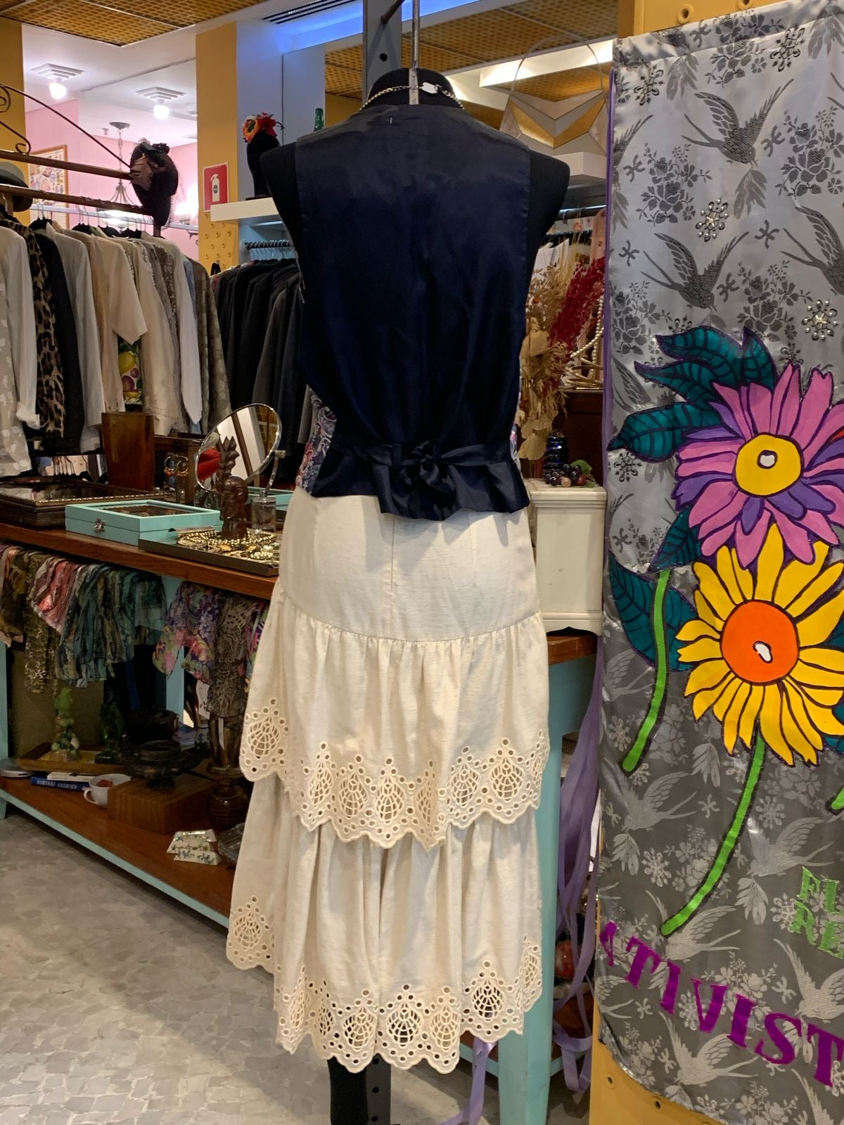 Saia vintage de renda e babados
