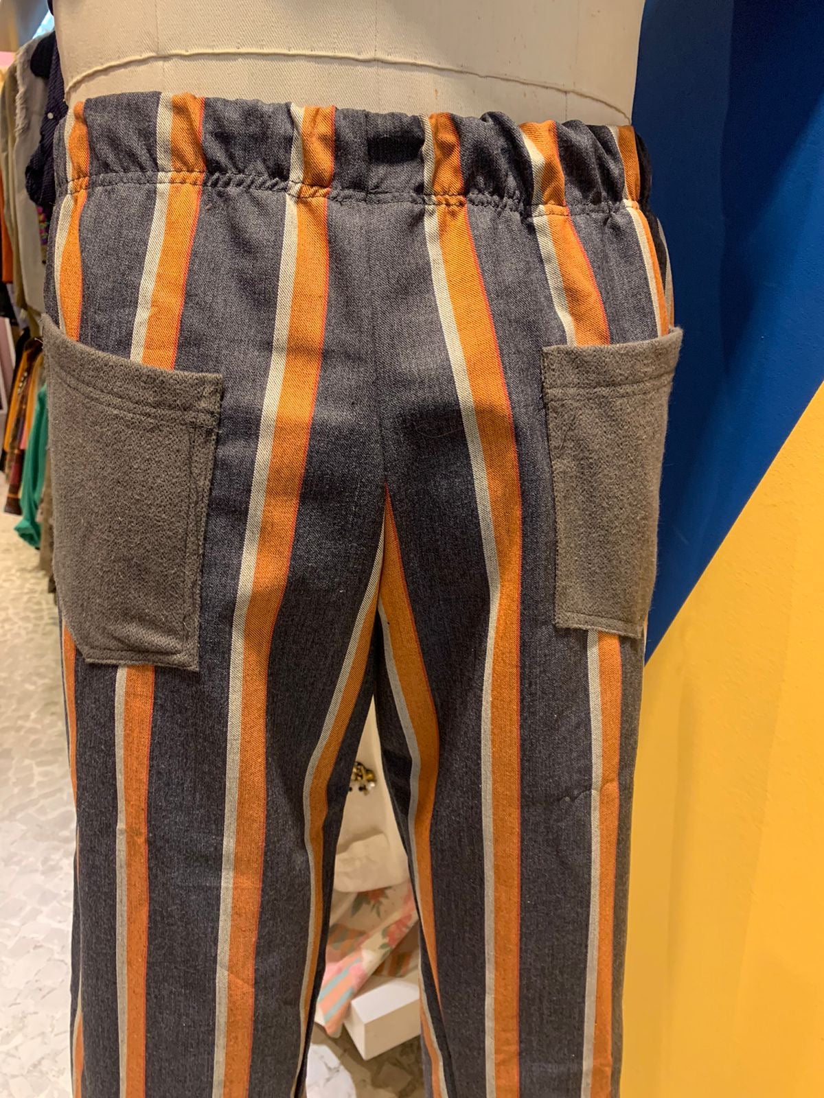 Calça upcycling listrada azul e laranja