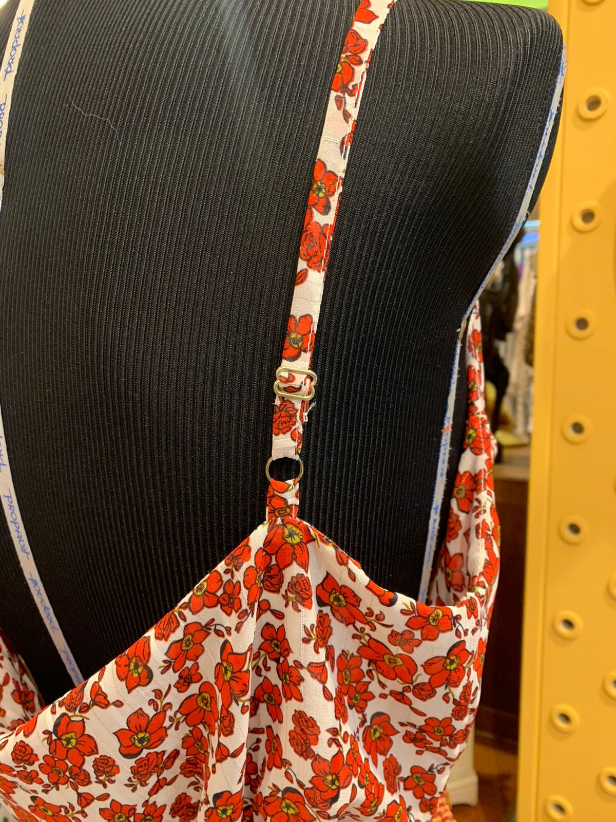 Vestido floral de alcinha vermelho