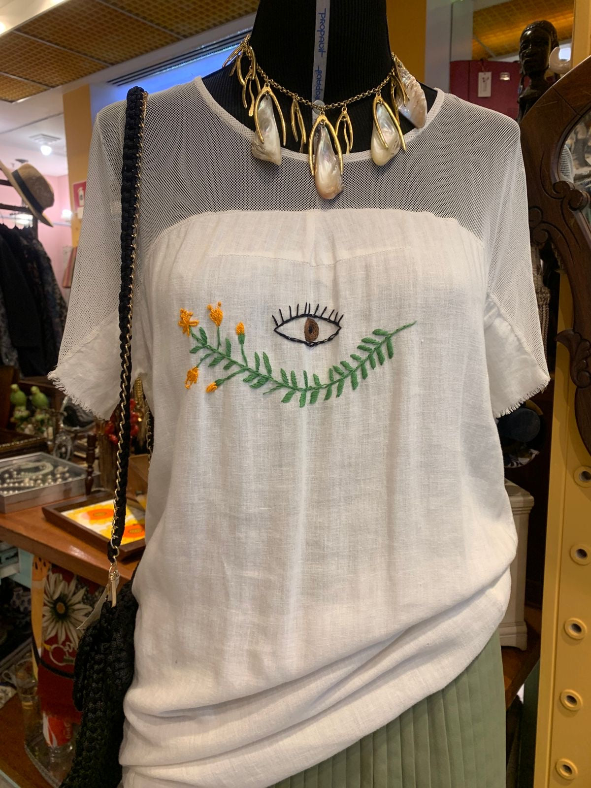 Camiseta longa bordada a mão
