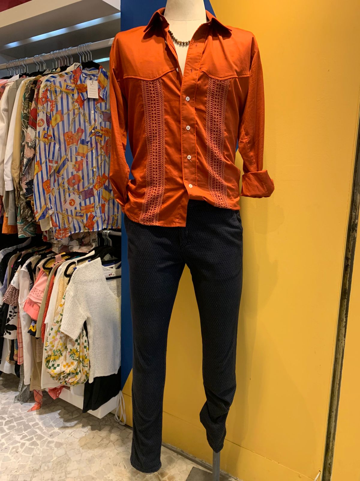 Camisa laranja queimado