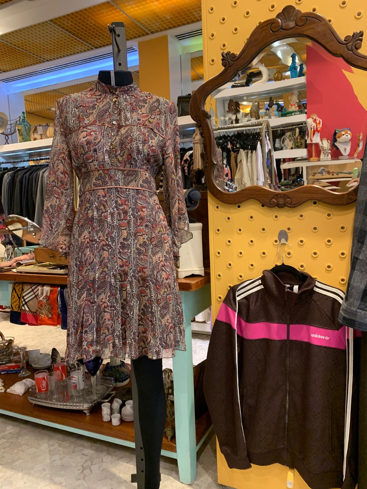Vestido de seda marrom