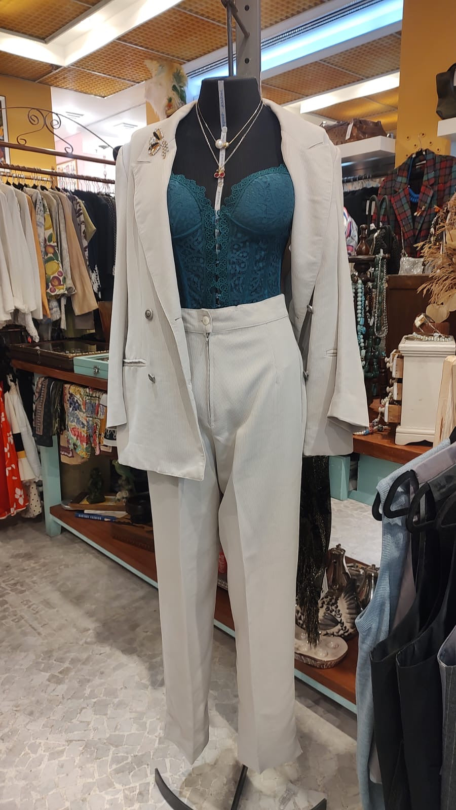 Conjunto bege de alfaiataria