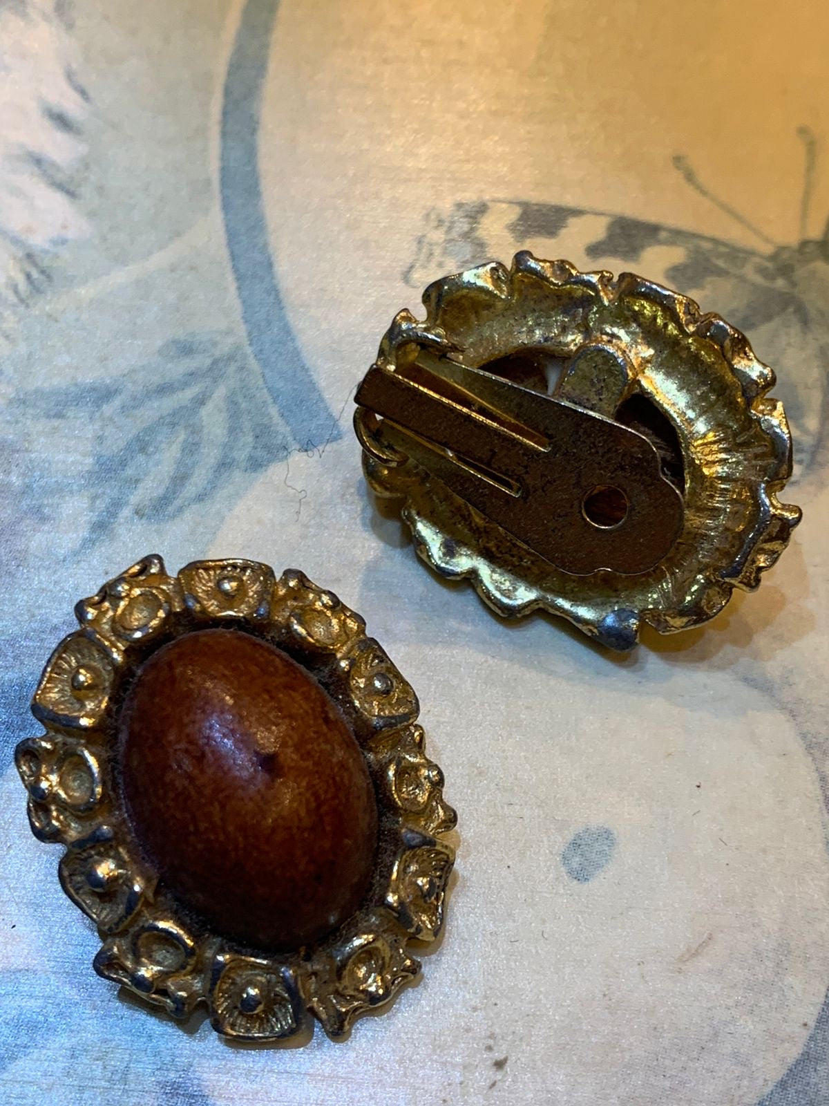 Brinco de pressão dourado com pedra vermelha