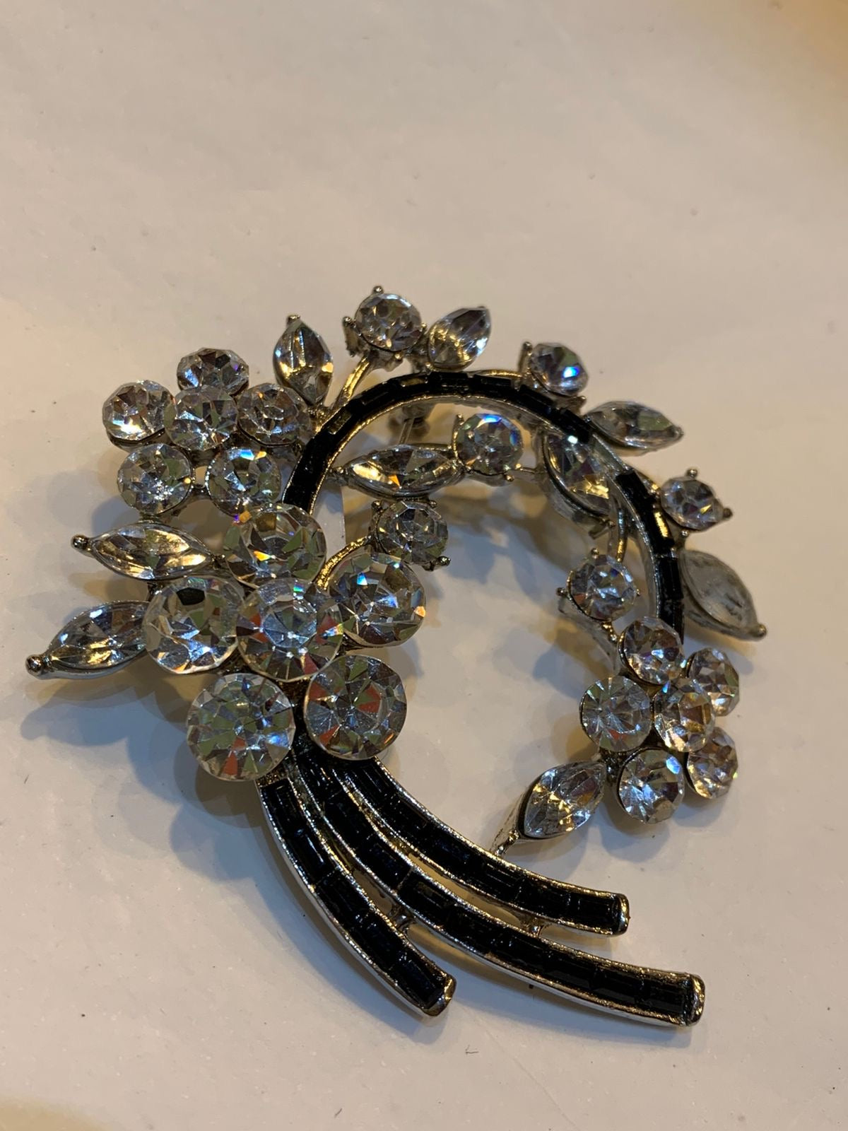 Broche ramo cravejado