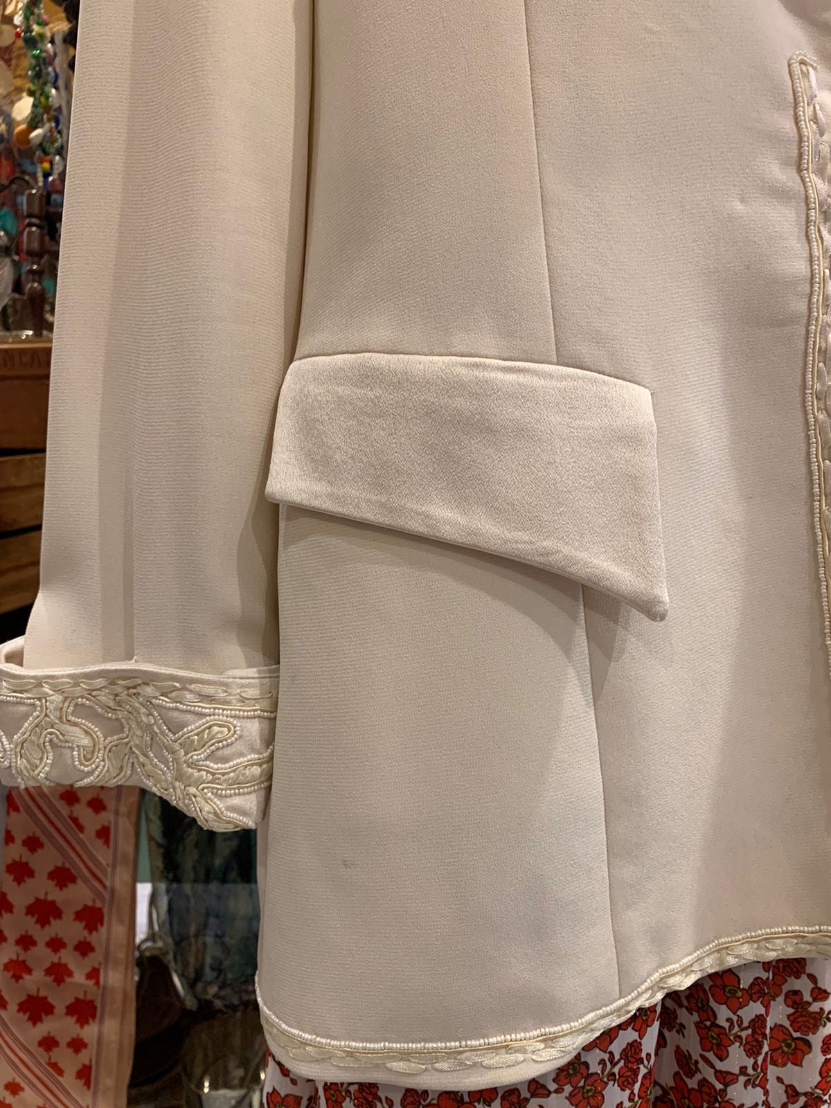 Blazer vintage off white com gola e punho bordado em canutilhos
