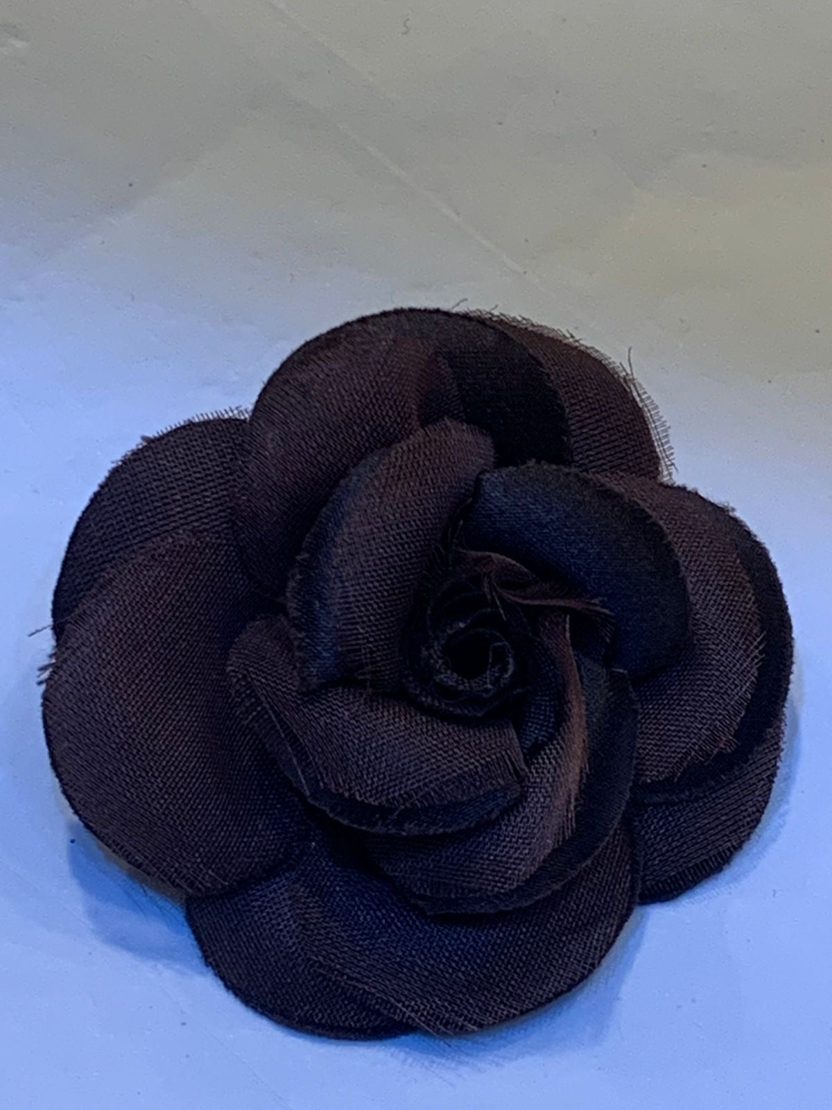 Broche flor preta