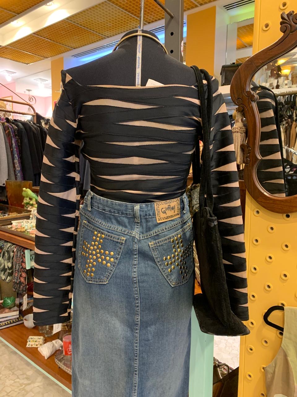 Blusa nude e preta