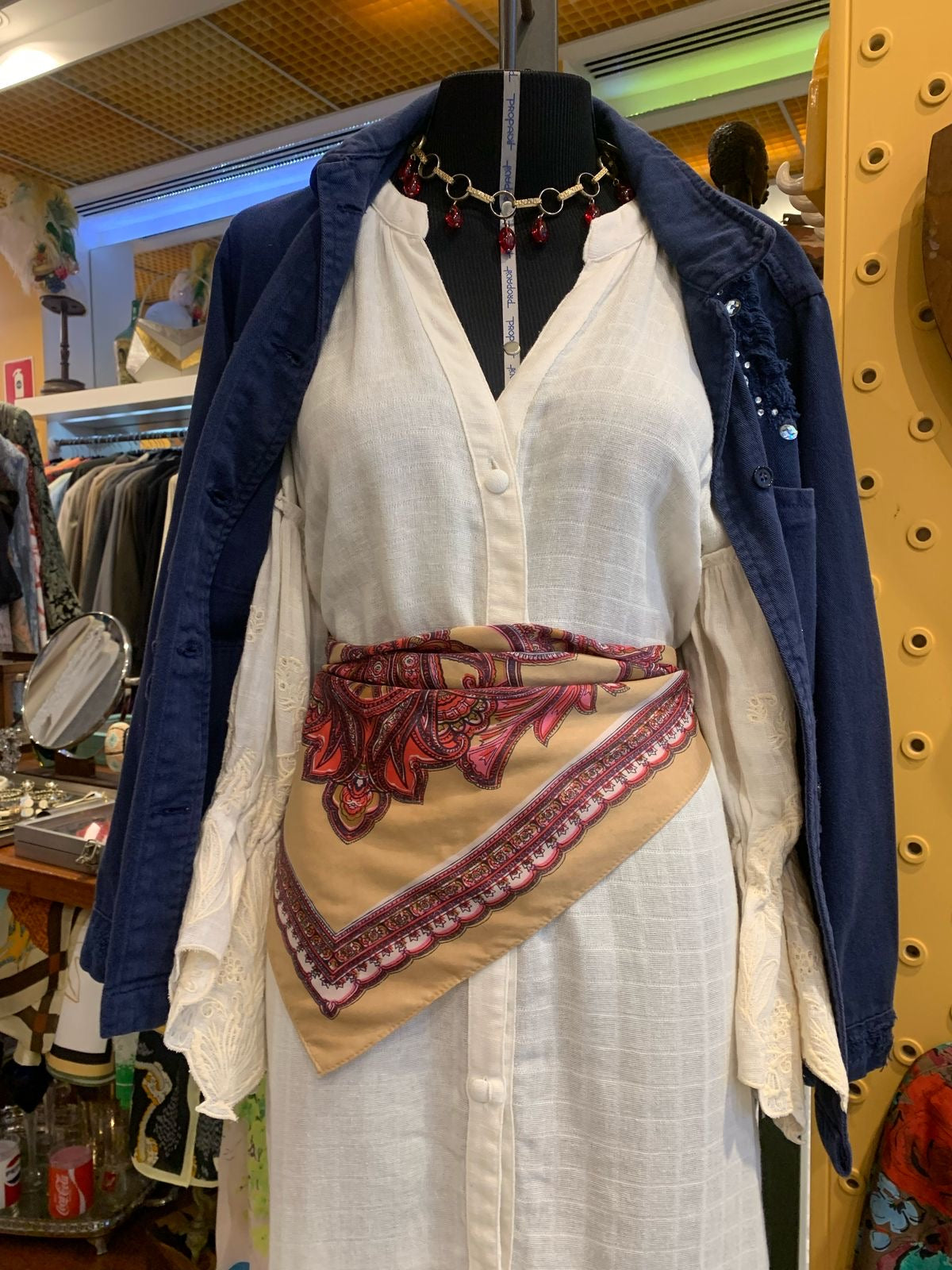 Vestido de algodão com bordado na manga