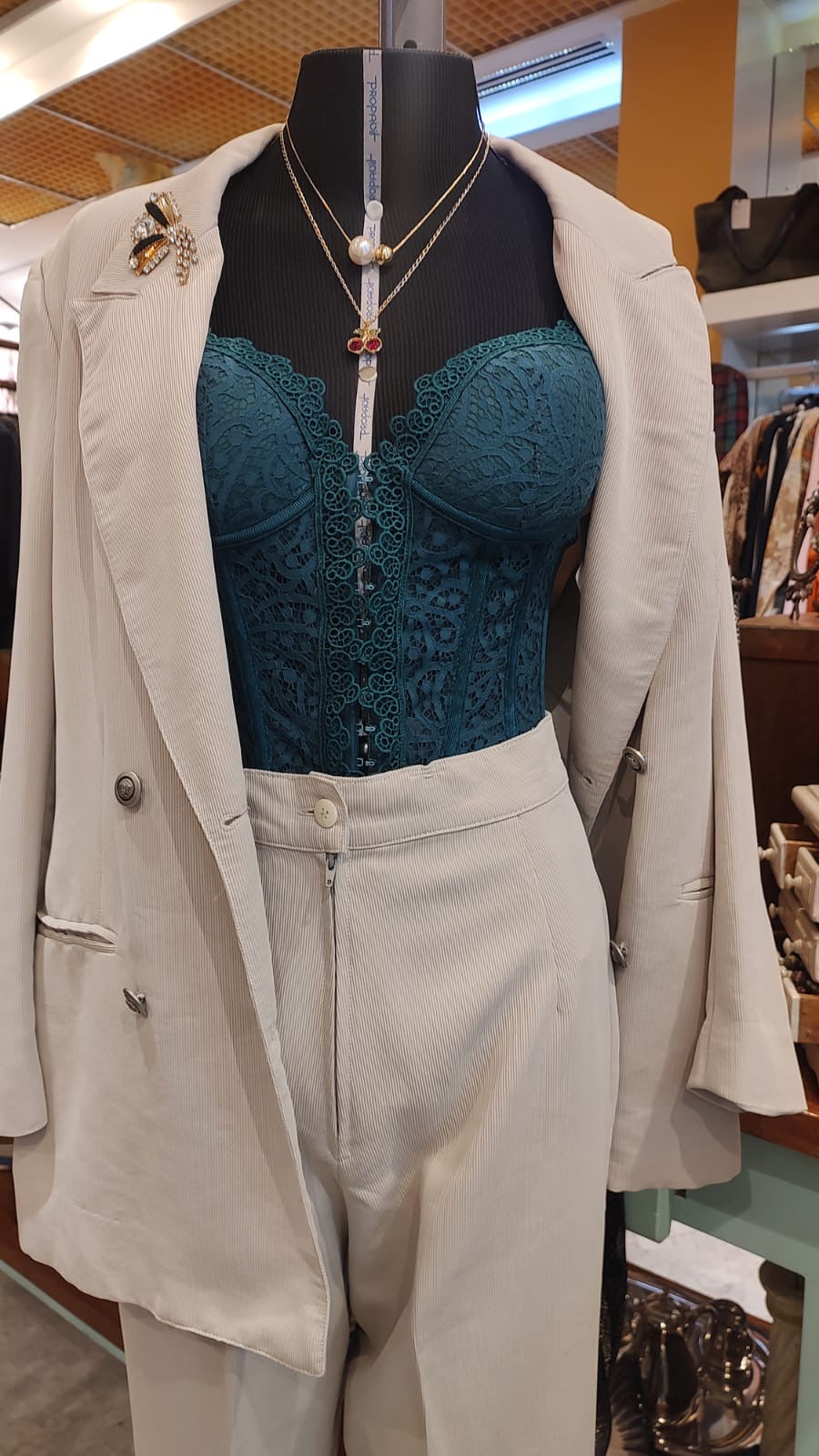 Conjunto bege de alfaiataria