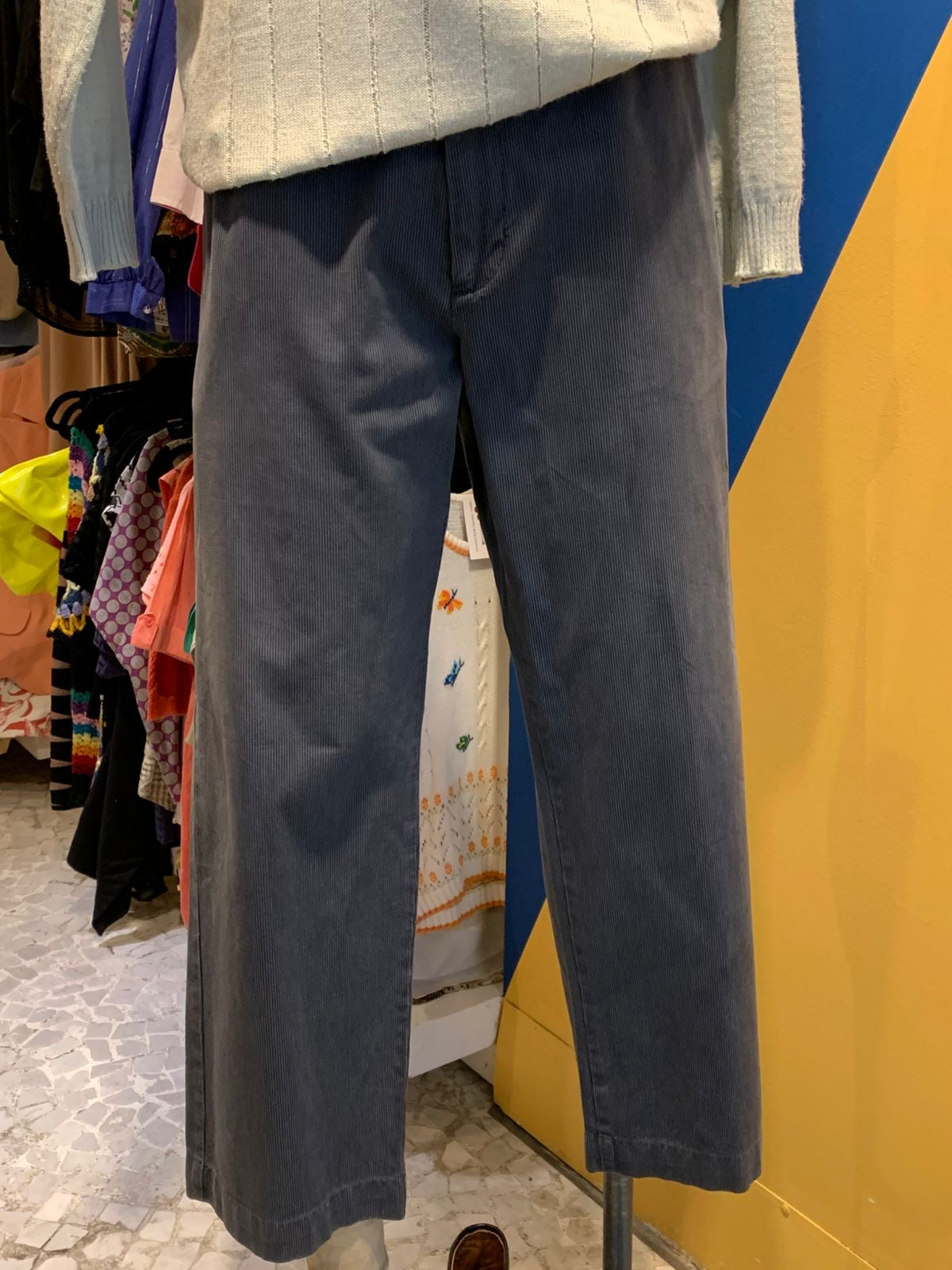 calça cinza médio