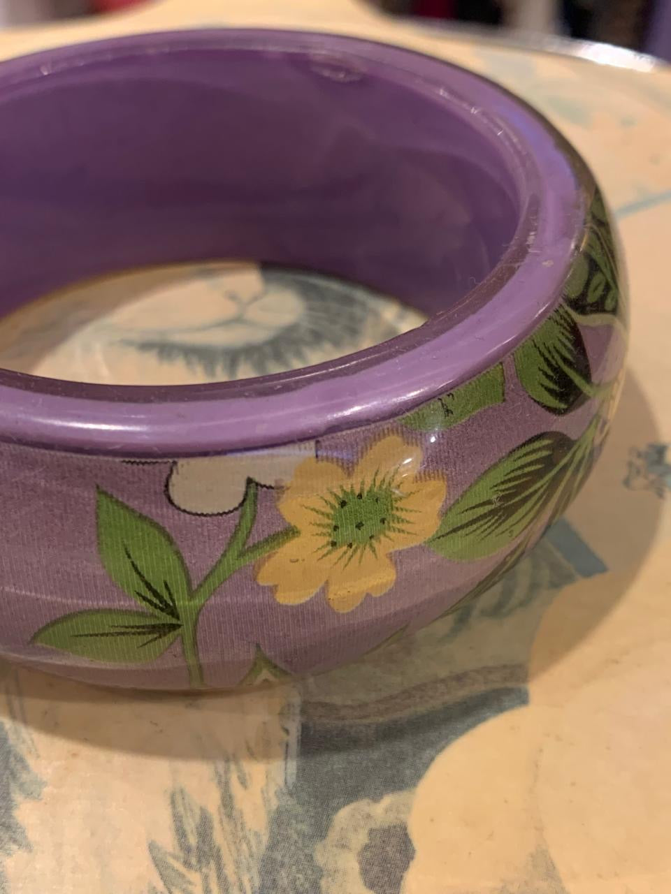 Pulseira de acrílico lilás com desenho floral