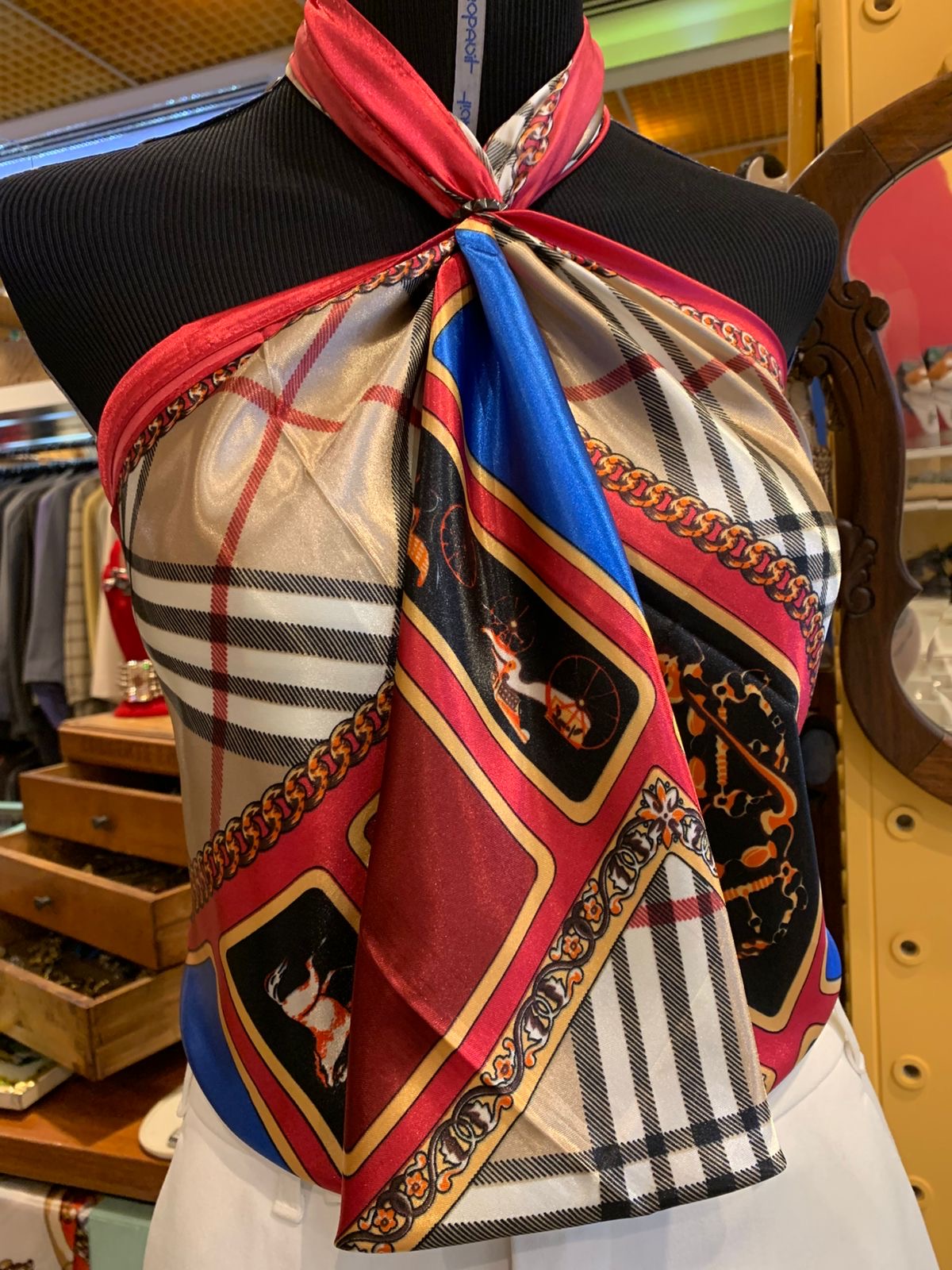 Lenço de cetim vermelho bege e azul