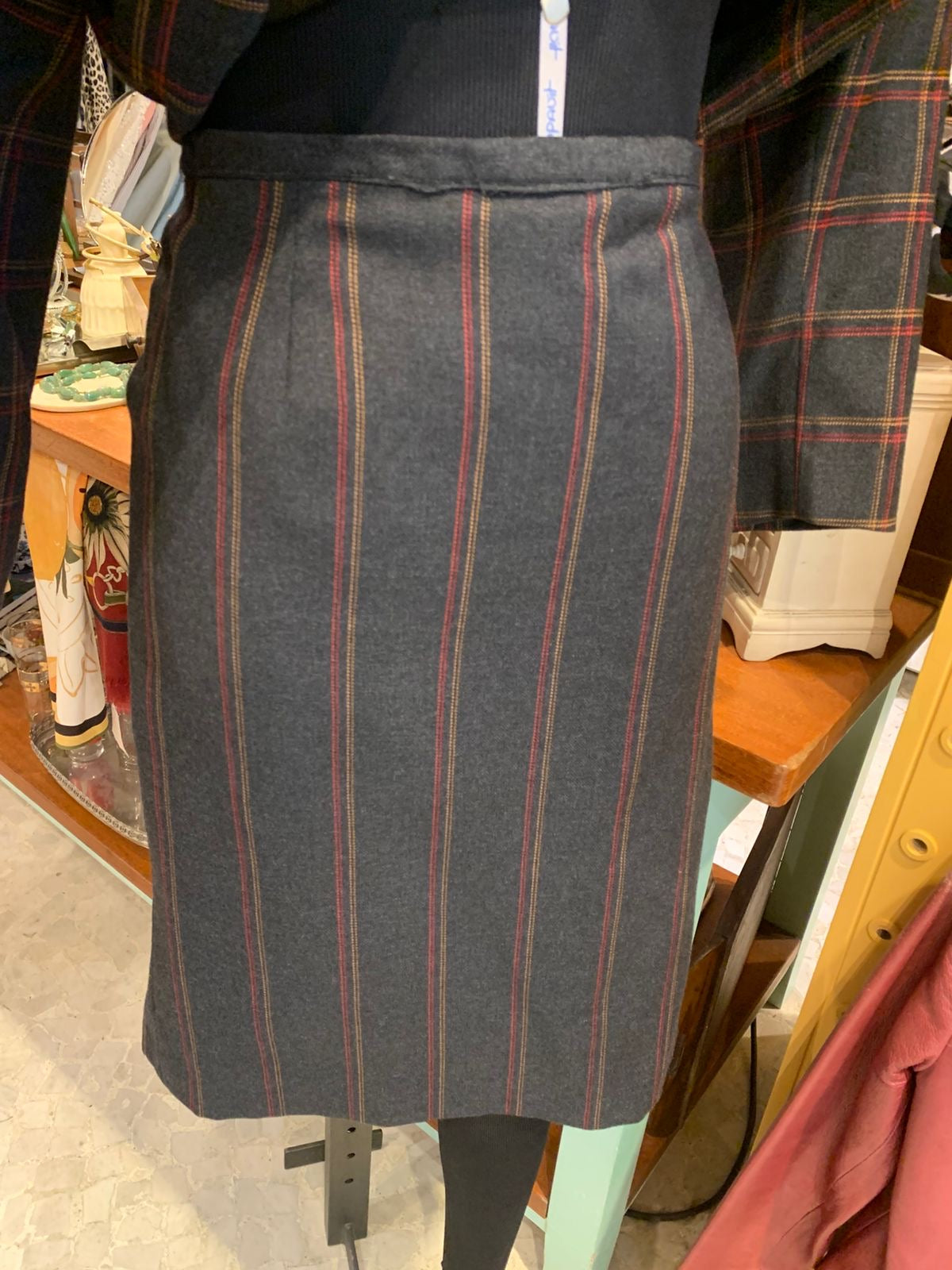 Conjunto de lã xadrez com saia de listra
