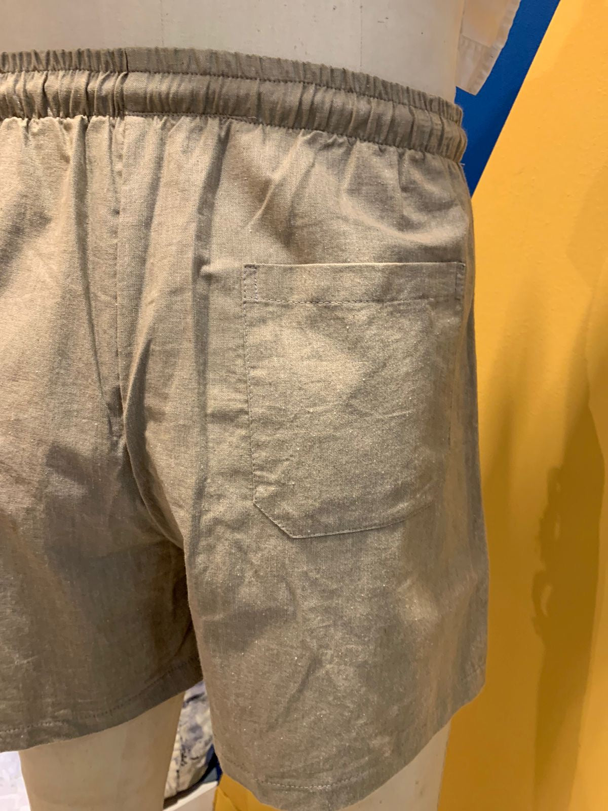 Shorts bege de linho