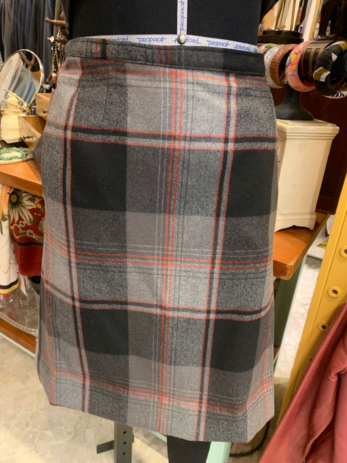 Conjunto tipo colete e saia de lã