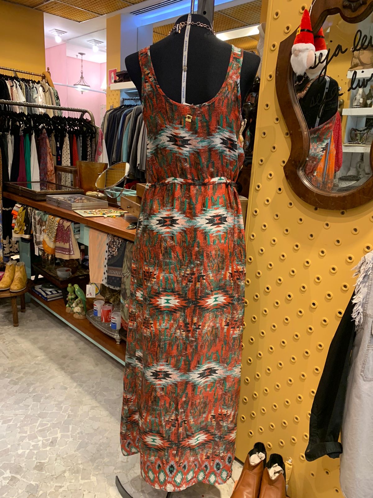 Vestido longo estampado com ajuste na cintura