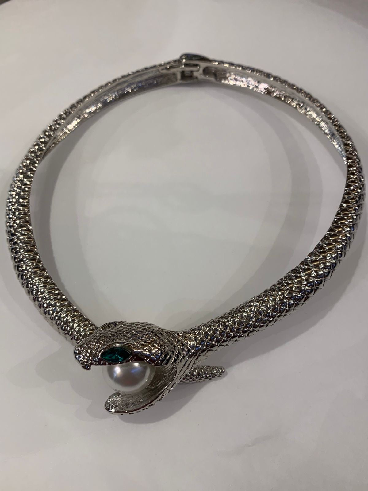 Chocker cobra prata com pérola