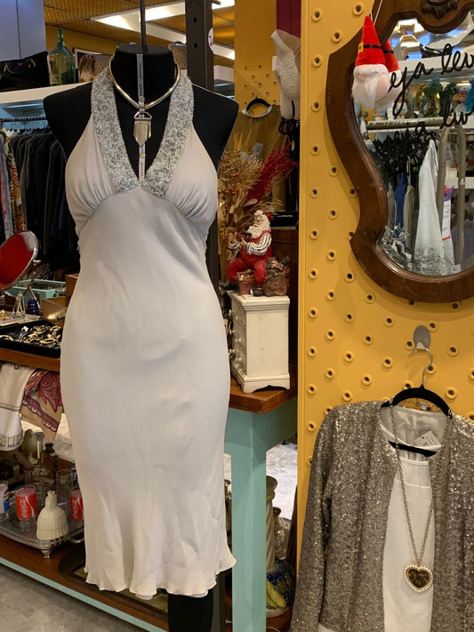 Vestido de seda bordado com canutilhos