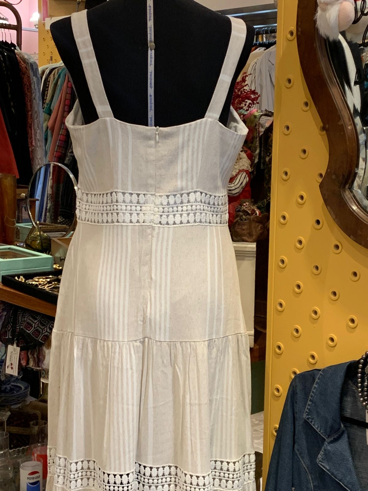 Vestido bege com listras brancas e renda