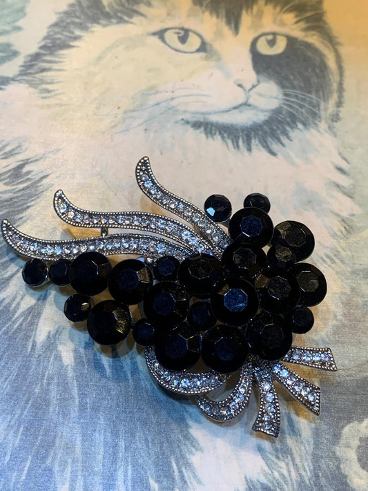 Broche preto com strass