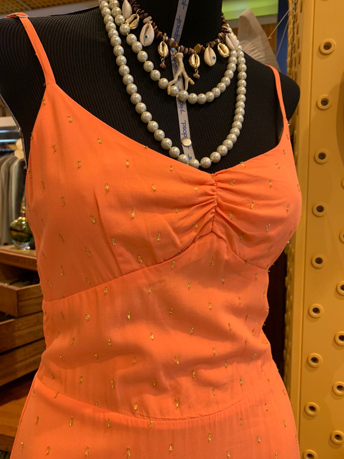 Vestido coral com lurex