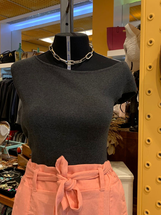 Camiseta preta assimétrica