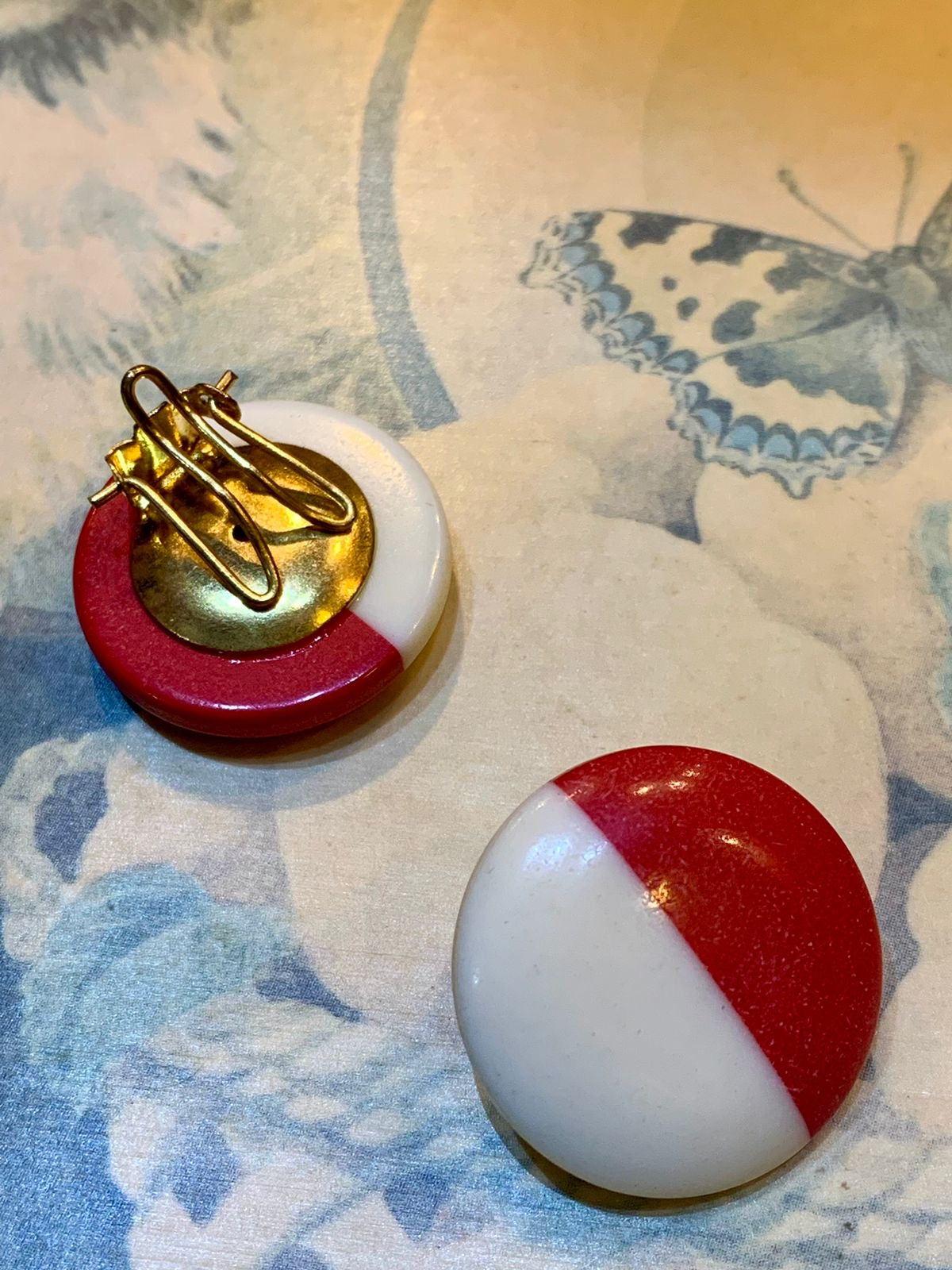 Brinco de pressão redondo vermelho e branco