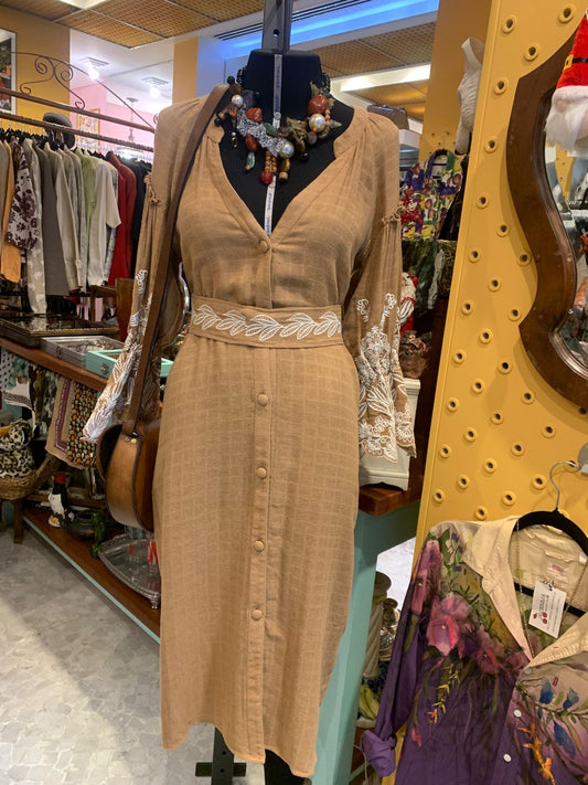 Vestido de algodão natural sem tingimento e bordado