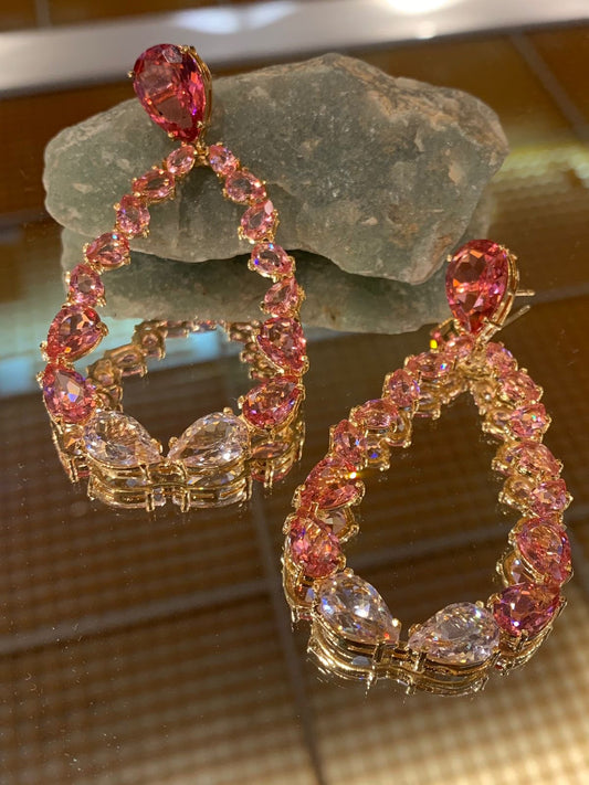 Brinco de cristais rosa em formato de gota banhado a outro 18k